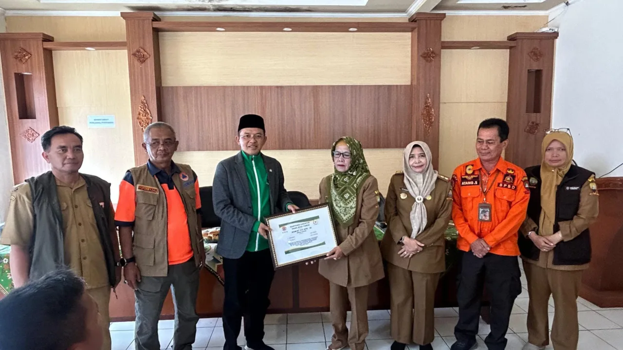 Sumedang — Anggota DPR RI dari Fraksi Partai Kebangkitan Bangsa (PKB), Dr. KH. Maman Imanulhaq, MM, menyambangi lokasi bencana longsor yang terjadi di Desa Cisalak, Kecamatan Cisarua, Kabupaten Sumedang. Wakil Ketua Fraksi PKB DPR RI itu juga meninjau langsung tempat pengungsian serta menyerahkan bantuan sembako dan selimut kepada para pengungsi yang terdampak longsor. “Kehadiran saya disini ingin memastikan bahwa negara hadir bersama masyarakat terdampak bencana untuk melindungi dan memulihkan kembali kehidupan masyarakat setempat. Bantuan yang kita sampaikan insya Allah cukup meringankan beban para pengungsi namun saya berharap ada solusi jangka panjang dari perbaikan infrastruktur, hunian aman, hingga pemulihan psikososial warga terdampak,” kata Kiai Maman kepada wartawan di Desa Cisalak, Sumedang, Selasa (6/5). Selain meninjau fasilitas pengungsian serta lokasi bencana, Kiai Maman lantas memimpin rapat koordinasi penanganan bencana bersama lembaga terkait. Dalam kesempatan itu, ia menyampaikan arahan penanganan para pengungsi khususnya para lansia dan anak-anak, sampai upaya mitigasi bencana agar tidak lagi kejadian serupa di sekitar wilayah terdampak. Wakil Sekretaris Dewan Syuro DPP PKB ini juga mendorong agar seluruh proses rehabilitasi dan rekonstruksi dilakukan dengan cepat, tepat, dan berorientasi pada keselamatan serta keberlangsungan hidup masyarakat ke depan. “Kita ingin semua unsur bergerak cepat dan tepat. Warga harus segera mendapatkan solusi yang konkret, aman, dan berkelanjutan,” tegas KH. Maman dalam keterangannya di sela kunjungan. Turut hadir mendampingi dalam kegiatan ini antara lain Andrea Yuferijal selaku Direktur Dukungan Infrastruktur Darurat BNPB, Swsono dari Kedeputian Rehabilitasi dan Rekonstruksi BNPB, Dr. Hj. Tuti Ruswati, S.Sos., M.Si. yang merupakan Sekretaris Daerah Kabupaten Sumedang, Camat Cisarua Bu Eneng Yulia, S.Sos., M.E., Sekretaris Dinas PUPR Kabupaten Sumedang Pak Soni, serta Kepala Desa Cisalak, Titi Hasanah. Kehadiran berbagai unsur pemerintah pusat dan daerah tersebut menunjukkan koordinasi lintas sektor dalam mempercepat penanganan bencana.