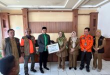 Sumedang — Anggota Dpr Ri Dari Fraksi Partai Kebangkitan Bangsa (Pkb), Dr. Kh. Maman Imanulhaq, Mm, Menyambangi Lokasi Bencana Longsor Yang Terjadi Di Desa Cisalak, Kecamatan Cisarua, Kabupaten Sumedang. Wakil Ketua Fraksi Pkb Dpr Ri Itu Juga Meninjau Langsung Tempat Pengungsian Serta Menyerahkan Bantuan Sembako Dan Selimut Kepada Para Pengungsi Yang Terdampak Longsor. “Kehadiran Saya Disini Ingin Memastikan Bahwa Negara Hadir Bersama Masyarakat Terdampak Bencana Untuk Melindungi Dan Memulihkan Kembali Kehidupan Masyarakat Setempat. Bantuan Yang Kita Sampaikan Insya Allah Cukup Meringankan Beban Para Pengungsi Namun Saya Berharap Ada Solusi Jangka Panjang Dari Perbaikan Infrastruktur, Hunian Aman, Hingga Pemulihan Psikososial Warga Terdampak,” Kata Kiai Maman Kepada Wartawan Di Desa Cisalak, Sumedang, Selasa (6/5). Selain Meninjau Fasilitas Pengungsian Serta Lokasi Bencana, Kiai Maman Lantas Memimpin Rapat Koordinasi Penanganan Bencana Bersama Lembaga Terkait. Dalam Kesempatan Itu, Ia Menyampaikan Arahan Penanganan Para Pengungsi Khususnya Para Lansia Dan Anak-Anak, Sampai Upaya Mitigasi Bencana Agar Tidak Lagi Kejadian Serupa Di Sekitar Wilayah Terdampak. Wakil Sekretaris Dewan Syuro Dpp Pkb Ini Juga Mendorong Agar Seluruh Proses Rehabilitasi Dan Rekonstruksi Dilakukan Dengan Cepat, Tepat, Dan Berorientasi Pada Keselamatan Serta Keberlangsungan Hidup Masyarakat Ke Depan. “Kita Ingin Semua Unsur Bergerak Cepat Dan Tepat. Warga Harus Segera Mendapatkan Solusi Yang Konkret, Aman, Dan Berkelanjutan,” Tegas Kh. Maman Dalam Keterangannya Di Sela Kunjungan. Turut Hadir Mendampingi Dalam Kegiatan Ini Antara Lain Andrea Yuferijal Selaku Direktur Dukungan Infrastruktur Darurat Bnpb, Swsono Dari Kedeputian Rehabilitasi Dan Rekonstruksi Bnpb, Dr. Hj. Tuti Ruswati, S.sos., M.si. Yang Merupakan Sekretaris Daerah Kabupaten Sumedang, Camat Cisarua Bu Eneng Yulia, S.sos., M.e., Sekretaris Dinas Pupr Kabupaten Sumedang Pak Soni, Serta Kepala Desa Cisalak, Titi Hasanah. Kehadiran Berbagai Unsur Pemerintah Pusat Dan Daerah Tersebut Menunjukkan Koordinasi Lintas Sektor Dalam Mempercepat Penanganan Bencana.