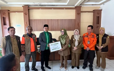 Sumedang — Anggota DPR RI dari Fraksi Partai Kebangkitan Bangsa (PKB), Dr. KH. Maman Imanulhaq, MM, menyambangi lokasi bencana longsor yang terjadi di Desa Cisalak, Kecamatan Cisarua, Kabupaten Sumedang. Wakil Ketua Fraksi PKB DPR RI itu juga meninjau langsung tempat pengungsian serta menyerahkan bantuan sembako dan selimut kepada para pengungsi yang terdampak longsor. “Kehadiran saya disini ingin memastikan bahwa negara hadir bersama masyarakat terdampak bencana untuk melindungi dan memulihkan kembali kehidupan masyarakat setempat. Bantuan yang kita sampaikan insya Allah cukup meringankan beban para pengungsi namun saya berharap ada solusi jangka panjang dari perbaikan infrastruktur, hunian aman, hingga pemulihan psikososial warga terdampak,” kata Kiai Maman kepada wartawan di Desa Cisalak, Sumedang, Selasa (6/5). Selain meninjau fasilitas pengungsian serta lokasi bencana, Kiai Maman lantas memimpin rapat koordinasi penanganan bencana bersama lembaga terkait. Dalam kesempatan itu, ia menyampaikan arahan penanganan para pengungsi khususnya para lansia dan anak-anak, sampai upaya mitigasi bencana agar tidak lagi kejadian serupa di sekitar wilayah terdampak. Wakil Sekretaris Dewan Syuro DPP PKB ini juga mendorong agar seluruh proses rehabilitasi dan rekonstruksi dilakukan dengan cepat, tepat, dan berorientasi pada keselamatan serta keberlangsungan hidup masyarakat ke depan. “Kita ingin semua unsur bergerak cepat dan tepat. Warga harus segera mendapatkan solusi yang konkret, aman, dan berkelanjutan,” tegas KH. Maman dalam keterangannya di sela kunjungan. Turut hadir mendampingi dalam kegiatan ini antara lain Andrea Yuferijal selaku Direktur Dukungan Infrastruktur Darurat BNPB, Swsono dari Kedeputian Rehabilitasi dan Rekonstruksi BNPB, Dr. Hj. Tuti Ruswati, S.Sos., M.Si. yang merupakan Sekretaris Daerah Kabupaten Sumedang, Camat Cisarua Bu Eneng Yulia, S.Sos., M.E., Sekretaris Dinas PUPR Kabupaten Sumedang Pak Soni, serta Kepala Desa Cisalak, Titi Hasanah. Kehadiran berbagai unsur pemerintah pusat dan daerah tersebut menunjukkan koordinasi lintas sektor dalam mempercepat penanganan bencana.