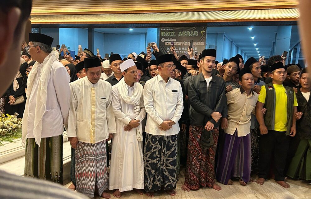 Jakarta — Duka Menyelimuti Parlemen Dan Keluarga Besar Partai Kebangkitan Bangsa (Pkb). Hari Ini, Selasa (6/5), Kh Alamudin Dimyati Rois, Anggota Dpr Ri Sekaligus Tokoh Muda Nu, Wafat Setelah Beberapa Hari Lalu Terlibat Dalam Insiden Kecelakaan Tragis Di Pemalang, Jawa Tengah. Kepergian Mendadak Sosok Yang Akrab Disapa Gus Alam Itu Mengejutkan Banyak Pihak, Termasuk Sahabat Sekaligus Koleganya, Kh Maman Imanulhaq. Bagi Kiai Maman, Begitu Ia Disapa, Gus Alam Bukan Sekadar Rekan Kerja Di Senayan. Ia Adalah Sahabat Dalam Perjuangan, Saudara Dalam Nilai, Dan Cerminan Generasi Penerus Ulama Yang Menjembatani Tradisi Dan Zaman. “Kami Kehilangan Seorang Pribadi Yang Hangat Dalam Tutur, Rendah Hati Dalam Laku, Dan Tulus Dalam Pengabdian,” Ujarnya Saat Ditemui Pada Prosesi Pemakaman Gus Alam Di Kompleks Pesantren Al-Fadllu Ii Di Srogo, Kaliwungu Kendal, Selasa (6/5). Putra Dari Ulama Kharismatik Kh Dimyati Rais Ini, Dikenal Membawa Napas Baru Dalam Politik Kebangsaan. Di Tengah Dinamika Parlemen Yang Kerap Keras, Gus Alam Hadir Sebagai Sosok Yang Meneduhkan. “Dalam Ruang Sidang, Ia Menyuarakan Aspirasi Rakyat Dengan Tenang Namun Tegas. Dalam Pergaulan Sehari-Hari, Ia Menebar Persaudaraan Dan Persatuan,” Kenang Kiai Maman. Meski Masih Muda, Imbuh Wakil Sekretaris Dewan Syuro Dpp Pkb Ini, Keulamaan Gus Alam Tak Diragukan. Ia Tak Hanya Menguasai Ilmu, Tetapi Juga Mampu Menjembatani Berbagai Kalangan Dengan Sikap Arif Dan Terbuka. “Beliau Membawa Teladan Bahwa Menjadi Ulama Tidak Cukup Hanya Mengajar Dan Berdakwah, Tetapi Juga Hadir Di Tengah Umat, Menyerap Aspirasi, Dan Ikut Menentukan Arah Bangsa,” Tambah Kiai Maman. Terakhir Kiai Maman Mendoakan Seraya Berharap Agar Almarhum Ditempatkan Di Sisi Allah Swt Yang Paling Mulia, Bersama Para Shalihin Dan Pejuang Kebenaran. “Selamat Jalan, Sahabatku. Semoga Allah Menempatkanmu Di Sisi-Nya Yang Paling Mulia, Bersama Para Shalihin Dan Pejuang Kebenaran. Jejakmu Akan Terus Kami Kenang, Keteladananmu Akan Terus Kami Rawat,” Kata Kiai Maman Menutup. Untuk Diketahui, Ribuan Santri Dan Masyarakat Luas Memadati Kompleks Pesantren Al-Fadllu Ii Di Srogo, Kaliwungu Kendal Untuk Mengantarkan Jenazah Almarhum Gus Alam Dikebumikan. Terlihat Juga Saat Prosesi Pemakaman Ketua Dewan Syuro Dpp Pkb Kh Maruf Amin, Ketua Umum Pkb Gus Muhaimin Iskandar Beserta Para Pengurus Lainnya Seperti Sekjen Pkb Hasanudin Wahid, Wakil Ketua Umum Pkb Cucun Syamsurijal, Hanif Dhakiri, Dan Gus Yusuf Chudlori. Nampak Juga Jajaran Dewan Syura Dpp Pkb Seperti Kh. Subhan Makmun, Kh. Zamzami, Kh Taufiq Abdullah Serta Kh. Ahmad Baidhawi.
