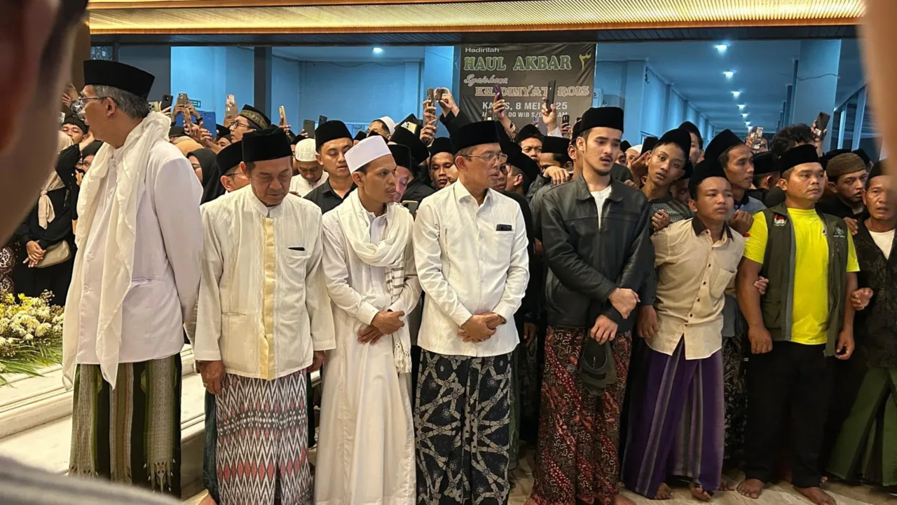 Jakarta — Duka menyelimuti parlemen dan keluarga besar Partai Kebangkitan Bangsa (PKB). Hari ini, Selasa (6/5), KH Alamudin Dimyati Rois, Anggota DPR RI sekaligus tokoh muda NU, wafat setelah beberapa hari lalu terlibat dalam insiden kecelakaan tragis di Pemalang, Jawa Tengah. Kepergian mendadak sosok yang akrab disapa Gus Alam itu mengejutkan banyak pihak, termasuk sahabat sekaligus koleganya, KH Maman Imanulhaq. Bagi Kiai Maman, begitu ia disapa, Gus Alam bukan sekadar rekan kerja di Senayan. Ia adalah sahabat dalam perjuangan, saudara dalam nilai, dan cerminan generasi penerus ulama yang menjembatani tradisi dan zaman. “Kami kehilangan seorang pribadi yang hangat dalam tutur, rendah hati dalam laku, dan tulus dalam pengabdian,” ujarnya saat ditemui pada prosesi pemakaman Gus Alam di Kompleks Pesantren Al-Fadllu II di Srogo, Kaliwungu Kendal, Selasa (6/5). Putra dari ulama kharismatik KH Dimyati Rais ini, dikenal membawa napas baru dalam politik kebangsaan. Di tengah dinamika parlemen yang kerap keras, Gus Alam hadir sebagai sosok yang meneduhkan. “Dalam ruang sidang, ia menyuarakan aspirasi rakyat dengan tenang namun tegas. Dalam pergaulan sehari-hari, ia menebar persaudaraan dan persatuan,” kenang Kiai Maman. Meski masih muda, imbuh Wakil Sekretaris Dewan Syuro DPP PKB ini, keulamaan Gus Alam tak diragukan. Ia tak hanya menguasai ilmu, tetapi juga mampu menjembatani berbagai kalangan dengan sikap arif dan terbuka. “Beliau membawa teladan bahwa menjadi ulama tidak cukup hanya mengajar dan berdakwah, tetapi juga hadir di tengah umat, menyerap aspirasi, dan ikut menentukan arah bangsa,” tambah Kiai Maman. Terakhir Kiai Maman mendoakan seraya berharap agar almarhum ditempatkan di sisi Allah SWT yang paling mulia, bersama para shalihin dan pejuang kebenaran. “Selamat jalan, sahabatku. Semoga Allah menempatkanmu di sisi-Nya yang paling mulia, bersama para shalihin dan pejuang kebenaran. Jejakmu akan terus kami kenang, keteladananmu akan terus kami rawat,” kata Kiai Maman menutup. Untuk diketahui, ribuan santri dan masyarakat luas memadati kompleks Pesantren Al-Fadllu II di Srogo, Kaliwungu Kendal untuk mengantarkan jenazah Almarhum Gus Alam dikebumikan. Terlihat juga saat prosesi pemakaman Ketua Dewan Syuro DPP PKB KH Maruf Amin, Ketua Umum PKB Gus Muhaimin Iskandar beserta para pengurus lainnya seperti Sekjen PKB Hasanudin Wahid, Wakil Ketua Umum PKB Cucun Syamsurijal, Hanif Dhakiri, dan Gus Yusuf Chudlori. Nampak juga jajaran Dewan Syura DPP PKB seperti KH. Subhan Makmun, KH. Zamzami, KH Taufiq Abdullah serta KH. Ahmad Baidhawi.