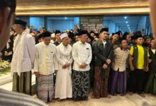 Jakarta — Duka menyelimuti parlemen dan keluarga besar Partai Kebangkitan Bangsa (PKB). Hari ini, Selasa (6/5), KH Alamudin Dimyati Rois, Anggota DPR RI sekaligus tokoh muda NU, wafat setelah beberapa hari lalu terlibat dalam insiden kecelakaan tragis di Pemalang, Jawa Tengah. Kepergian mendadak sosok yang akrab disapa Gus Alam itu mengejutkan banyak pihak, termasuk sahabat sekaligus koleganya, KH Maman Imanulhaq. Bagi Kiai Maman, begitu ia disapa, Gus Alam bukan sekadar rekan kerja di Senayan. Ia adalah sahabat dalam perjuangan, saudara dalam nilai, dan cerminan generasi penerus ulama yang menjembatani tradisi dan zaman. “Kami kehilangan seorang pribadi yang hangat dalam tutur, rendah hati dalam laku, dan tulus dalam pengabdian,” ujarnya saat ditemui pada prosesi pemakaman Gus Alam di Kompleks Pesantren Al-Fadllu II di Srogo, Kaliwungu Kendal, Selasa (6/5). Putra dari ulama kharismatik KH Dimyati Rais ini, dikenal membawa napas baru dalam politik kebangsaan. Di tengah dinamika parlemen yang kerap keras, Gus Alam hadir sebagai sosok yang meneduhkan. “Dalam ruang sidang, ia menyuarakan aspirasi rakyat dengan tenang namun tegas. Dalam pergaulan sehari-hari, ia menebar persaudaraan dan persatuan,” kenang Kiai Maman. Meski masih muda, imbuh Wakil Sekretaris Dewan Syuro DPP PKB ini, keulamaan Gus Alam tak diragukan. Ia tak hanya menguasai ilmu, tetapi juga mampu menjembatani berbagai kalangan dengan sikap arif dan terbuka. “Beliau membawa teladan bahwa menjadi ulama tidak cukup hanya mengajar dan berdakwah, tetapi juga hadir di tengah umat, menyerap aspirasi, dan ikut menentukan arah bangsa,” tambah Kiai Maman. Terakhir Kiai Maman mendoakan seraya berharap agar almarhum ditempatkan di sisi Allah SWT yang paling mulia, bersama para shalihin dan pejuang kebenaran. “Selamat jalan, sahabatku. Semoga Allah menempatkanmu di sisi-Nya yang paling mulia, bersama para shalihin dan pejuang kebenaran. Jejakmu akan terus kami kenang, keteladananmu akan terus kami rawat,” kata Kiai Maman menutup. Untuk diketahui, ribuan santri dan masyarakat luas memadati kompleks Pesantren Al-Fadllu II di Srogo, Kaliwungu Kendal untuk mengantarkan jenazah Almarhum Gus Alam dikebumikan. Terlihat juga saat prosesi pemakaman Ketua Dewan Syuro DPP PKB KH Maruf Amin, Ketua Umum PKB Gus Muhaimin Iskandar beserta para pengurus lainnya seperti Sekjen PKB Hasanudin Wahid, Wakil Ketua Umum PKB Cucun Syamsurijal, Hanif Dhakiri, dan Gus Yusuf Chudlori. Nampak juga jajaran Dewan Syura DPP PKB seperti KH. Subhan Makmun, KH. Zamzami, KH Taufiq Abdullah serta KH. Ahmad Baidhawi.