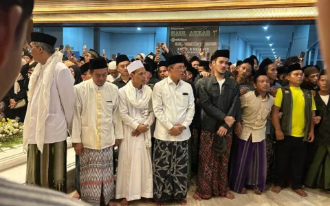 Jakarta — Duka menyelimuti parlemen dan keluarga besar Partai Kebangkitan Bangsa (PKB). Hari ini, Selasa (6/5), KH Alamudin Dimyati Rois, Anggota DPR RI sekaligus tokoh muda NU, wafat setelah beberapa hari lalu terlibat dalam insiden kecelakaan tragis di Pemalang, Jawa Tengah. Kepergian mendadak sosok yang akrab disapa Gus Alam itu mengejutkan banyak pihak, termasuk sahabat sekaligus koleganya, KH Maman Imanulhaq. Bagi Kiai Maman, begitu ia disapa, Gus Alam bukan sekadar rekan kerja di Senayan. Ia adalah sahabat dalam perjuangan, saudara dalam nilai, dan cerminan generasi penerus ulama yang menjembatani tradisi dan zaman. “Kami kehilangan seorang pribadi yang hangat dalam tutur, rendah hati dalam laku, dan tulus dalam pengabdian,” ujarnya saat ditemui pada prosesi pemakaman Gus Alam di Kompleks Pesantren Al-Fadllu II di Srogo, Kaliwungu Kendal, Selasa (6/5). Putra dari ulama kharismatik KH Dimyati Rais ini, dikenal membawa napas baru dalam politik kebangsaan. Di tengah dinamika parlemen yang kerap keras, Gus Alam hadir sebagai sosok yang meneduhkan. “Dalam ruang sidang, ia menyuarakan aspirasi rakyat dengan tenang namun tegas. Dalam pergaulan sehari-hari, ia menebar persaudaraan dan persatuan,” kenang Kiai Maman. Meski masih muda, imbuh Wakil Sekretaris Dewan Syuro DPP PKB ini, keulamaan Gus Alam tak diragukan. Ia tak hanya menguasai ilmu, tetapi juga mampu menjembatani berbagai kalangan dengan sikap arif dan terbuka. “Beliau membawa teladan bahwa menjadi ulama tidak cukup hanya mengajar dan berdakwah, tetapi juga hadir di tengah umat, menyerap aspirasi, dan ikut menentukan arah bangsa,” tambah Kiai Maman. Terakhir Kiai Maman mendoakan seraya berharap agar almarhum ditempatkan di sisi Allah SWT yang paling mulia, bersama para shalihin dan pejuang kebenaran. “Selamat jalan, sahabatku. Semoga Allah menempatkanmu di sisi-Nya yang paling mulia, bersama para shalihin dan pejuang kebenaran. Jejakmu akan terus kami kenang, keteladananmu akan terus kami rawat,” kata Kiai Maman menutup. Untuk diketahui, ribuan santri dan masyarakat luas memadati kompleks Pesantren Al-Fadllu II di Srogo, Kaliwungu Kendal untuk mengantarkan jenazah Almarhum Gus Alam dikebumikan. Terlihat juga saat prosesi pemakaman Ketua Dewan Syuro DPP PKB KH Maruf Amin, Ketua Umum PKB Gus Muhaimin Iskandar beserta para pengurus lainnya seperti Sekjen PKB Hasanudin Wahid, Wakil Ketua Umum PKB Cucun Syamsurijal, Hanif Dhakiri, dan Gus Yusuf Chudlori. Nampak juga jajaran Dewan Syura DPP PKB seperti KH. Subhan Makmun, KH. Zamzami, KH Taufiq Abdullah serta KH. Ahmad Baidhawi.