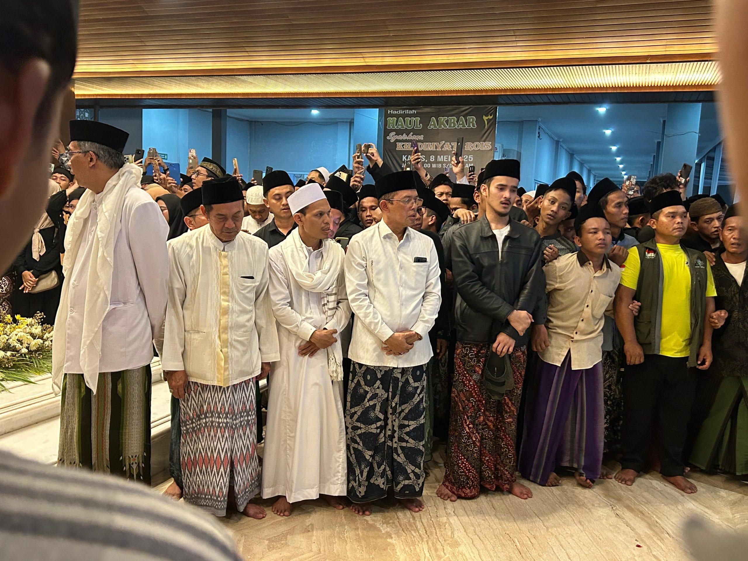Jakarta — Duka Menyelimuti Parlemen Dan Keluarga Besar Partai Kebangkitan Bangsa (Pkb). Hari Ini, Selasa (6/5), Kh Alamudin Dimyati Rois, Anggota Dpr Ri Sekaligus Tokoh Muda Nu, Wafat Setelah Beberapa Hari Lalu Terlibat Dalam Insiden Kecelakaan Tragis Di Pemalang, Jawa Tengah. Kepergian Mendadak Sosok Yang Akrab Disapa Gus Alam Itu Mengejutkan Banyak Pihak, Termasuk Sahabat Sekaligus Koleganya, Kh Maman Imanulhaq. Bagi Kiai Maman, Begitu Ia Disapa, Gus Alam Bukan Sekadar Rekan Kerja Di Senayan. Ia Adalah Sahabat Dalam Perjuangan, Saudara Dalam Nilai, Dan Cerminan Generasi Penerus Ulama Yang Menjembatani Tradisi Dan Zaman. “Kami Kehilangan Seorang Pribadi Yang Hangat Dalam Tutur, Rendah Hati Dalam Laku, Dan Tulus Dalam Pengabdian,” Ujarnya Saat Ditemui Pada Prosesi Pemakaman Gus Alam Di Kompleks Pesantren Al-Fadllu Ii Di Srogo, Kaliwungu Kendal, Selasa (6/5). Putra Dari Ulama Kharismatik Kh Dimyati Rais Ini, Dikenal Membawa Napas Baru Dalam Politik Kebangsaan. Di Tengah Dinamika Parlemen Yang Kerap Keras, Gus Alam Hadir Sebagai Sosok Yang Meneduhkan. “Dalam Ruang Sidang, Ia Menyuarakan Aspirasi Rakyat Dengan Tenang Namun Tegas. Dalam Pergaulan Sehari-Hari, Ia Menebar Persaudaraan Dan Persatuan,” Kenang Kiai Maman. Meski Masih Muda, Imbuh Wakil Sekretaris Dewan Syuro Dpp Pkb Ini, Keulamaan Gus Alam Tak Diragukan. Ia Tak Hanya Menguasai Ilmu, Tetapi Juga Mampu Menjembatani Berbagai Kalangan Dengan Sikap Arif Dan Terbuka. “Beliau Membawa Teladan Bahwa Menjadi Ulama Tidak Cukup Hanya Mengajar Dan Berdakwah, Tetapi Juga Hadir Di Tengah Umat, Menyerap Aspirasi, Dan Ikut Menentukan Arah Bangsa,” Tambah Kiai Maman. Terakhir Kiai Maman Mendoakan Seraya Berharap Agar Almarhum Ditempatkan Di Sisi Allah Swt Yang Paling Mulia, Bersama Para Shalihin Dan Pejuang Kebenaran. “Selamat Jalan, Sahabatku. Semoga Allah Menempatkanmu Di Sisi-Nya Yang Paling Mulia, Bersama Para Shalihin Dan Pejuang Kebenaran. Jejakmu Akan Terus Kami Kenang, Keteladananmu Akan Terus Kami Rawat,” Kata Kiai Maman Menutup. Untuk Diketahui, Ribuan Santri Dan Masyarakat Luas Memadati Kompleks Pesantren Al-Fadllu Ii Di Srogo, Kaliwungu Kendal Untuk Mengantarkan Jenazah Almarhum Gus Alam Dikebumikan. Terlihat Juga Saat Prosesi Pemakaman Ketua Dewan Syuro Dpp Pkb Kh Maruf Amin, Ketua Umum Pkb Gus Muhaimin Iskandar Beserta Para Pengurus Lainnya Seperti Sekjen Pkb Hasanudin Wahid, Wakil Ketua Umum Pkb Cucun Syamsurijal, Hanif Dhakiri, Dan Gus Yusuf Chudlori. Nampak Juga Jajaran Dewan Syura Dpp Pkb Seperti Kh. Subhan Makmun, Kh. Zamzami, Kh Taufiq Abdullah Serta Kh. Ahmad Baidhawi.