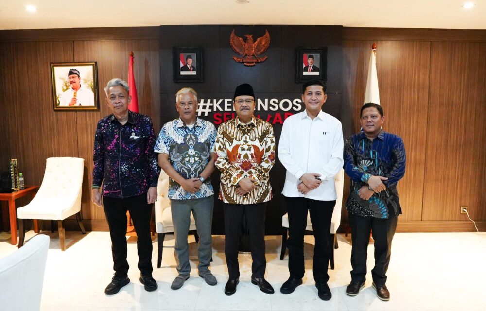Jakarta - Bupati Aceh Selatan, H. Mirwan Melakukan Kunjungan Ke Kementerian Sosial Ri, Disambut Langsung Oleh Menteri Sosial, Saifullah Yusuf, Pada Selasa (6/5/2025). Kedatangan Bupati Mirwan Didampingi Oleh Plt. Sekretaris Daerah Kab. Aceh Selatan, Masrizal, Se., M.si., Dan Ketua Gerakan Ekonomi Rakyat (Gerak) 08, Revitriyoso Husodo, Dalam Rangka Berkoordinasi Terkait Usulan Pendirian Sekolah Rakyat, Sebagai Salah Satu Program Strategis Pemerintah Pusat Dibawah Kepemimpinan Presiden Prabowo Subianto, Yang Direalisasikan Melalui Kementerian Sosial. Dalam Pertemuan Yang Turut Dihadiri Wakil Menteri Sosial, Agus Jabo Priyono, Bupati Mirwan Menyampaikan Berbagai Program Pemerintah Daerah Yang Sejalan Dengan Program Kementerian Sosial, Salah Satunya Penurunan Angka Kemiskinan Ekstrem Di Kabupaten Aceh Selatan. Dalam Sambutannya, Menteri Sosial, Saifullah Yusuf, Menyampaikan Apresiasi Atas Upaya Dan Peran Aktif Yang Dilakukan Oleh Pemerintah Kabupaten Aceh Selatan Dalam Mendukung Berbagai Program Pemerintah Di Daerah, Khususnya Terkait Urusan Kementerian Sosial. Menteri Sosial Juga Menyampaikan Agar Usulan Program Dari Pemerintah Kabupaten Aceh Selatan Yang Telah Disampaikan Langsung Oleh Bupati Mirwan Agar Dapat Segera Dilengkapi Dengan Data Dukung Dan Kelengkapan Teknis Lainnya Agar Dapat Ditindaklanjuti Oleh Kementerian Sosial Secepatnya.