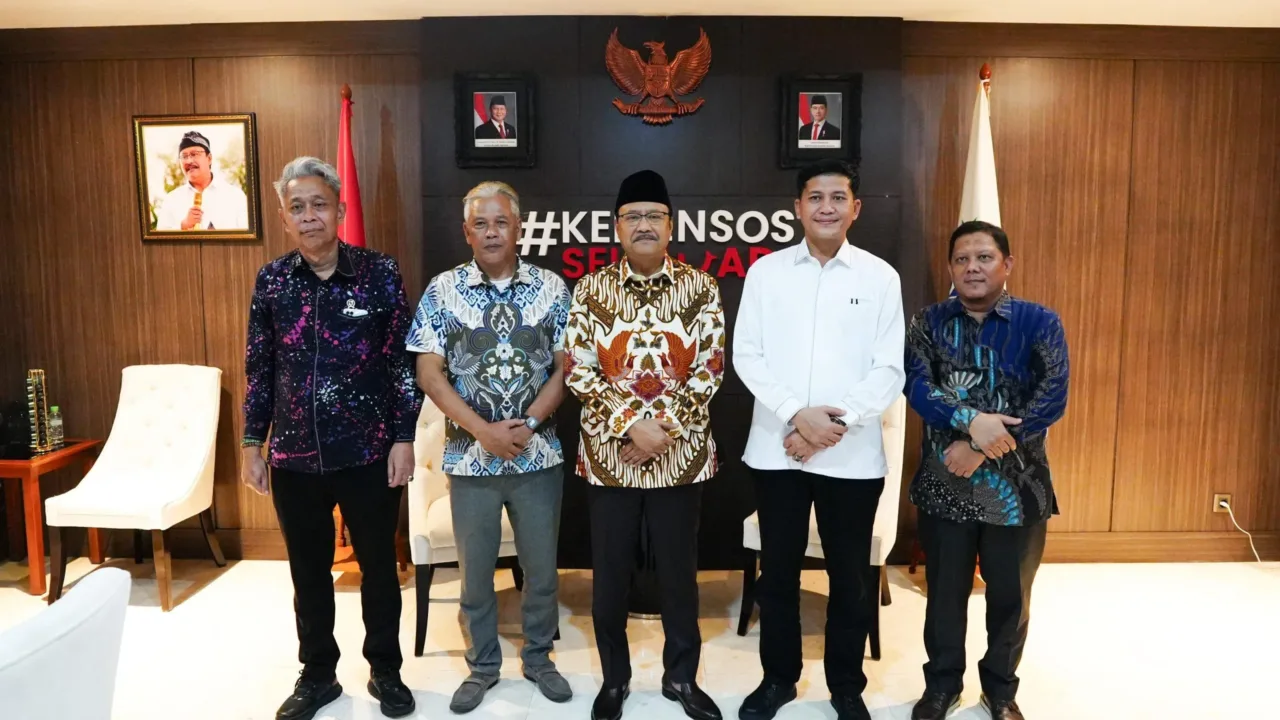 Jakarta - Bupati Aceh Selatan, H. Mirwan melakukan kunjungan ke Kementerian Sosial RI, disambut langsung oleh Menteri Sosial, Saifullah Yusuf, pada Selasa (6/5/2025). Kedatangan Bupati Mirwan didampingi oleh Plt. Sekretaris Daerah Kab. Aceh Selatan, Masrizal, SE., M.Si., dan Ketua Gerakan Ekonomi Rakyat (GERAK) 08, Revitriyoso Husodo, dalam rangka berkoordinasi terkait usulan pendirian Sekolah Rakyat, sebagai salah satu program strategis pemerintah pusat dibawah kepemimpinan Presiden Prabowo Subianto, yang direalisasikan melalui Kementerian Sosial. Dalam pertemuan yang turut dihadiri Wakil Menteri Sosial, Agus Jabo Priyono, Bupati Mirwan menyampaikan berbagai program pemerintah daerah yang sejalan dengan program Kementerian Sosial, salah satunya penurunan angka kemiskinan ekstrem di Kabupaten Aceh Selatan. Dalam sambutannya, Menteri Sosial, Saifullah Yusuf, menyampaikan apresiasi atas upaya dan peran aktif yang dilakukan oleh Pemerintah Kabupaten Aceh Selatan dalam mendukung berbagai program pemerintah di daerah, khususnya terkait urusan Kementerian Sosial. Menteri Sosial juga menyampaikan agar usulan program dari Pemerintah Kabupaten Aceh Selatan yang telah disampaikan langsung oleh Bupati Mirwan agar dapat segera dilengkapi dengan data dukung dan kelengkapan teknis lainnya agar dapat ditindaklanjuti oleh Kementerian Sosial secepatnya.