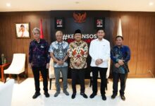 Jakarta - Bupati Aceh Selatan, H. Mirwan Melakukan Kunjungan Ke Kementerian Sosial Ri, Disambut Langsung Oleh Menteri Sosial, Saifullah Yusuf, Pada Selasa (6/5/2025). Kedatangan Bupati Mirwan Didampingi Oleh Plt. Sekretaris Daerah Kab. Aceh Selatan, Masrizal, Se., M.si., Dan Ketua Gerakan Ekonomi Rakyat (Gerak) 08, Revitriyoso Husodo, Dalam Rangka Berkoordinasi Terkait Usulan Pendirian Sekolah Rakyat, Sebagai Salah Satu Program Strategis Pemerintah Pusat Dibawah Kepemimpinan Presiden Prabowo Subianto, Yang Direalisasikan Melalui Kementerian Sosial. Dalam Pertemuan Yang Turut Dihadiri Wakil Menteri Sosial, Agus Jabo Priyono, Bupati Mirwan Menyampaikan Berbagai Program Pemerintah Daerah Yang Sejalan Dengan Program Kementerian Sosial, Salah Satunya Penurunan Angka Kemiskinan Ekstrem Di Kabupaten Aceh Selatan. Dalam Sambutannya, Menteri Sosial, Saifullah Yusuf, Menyampaikan Apresiasi Atas Upaya Dan Peran Aktif Yang Dilakukan Oleh Pemerintah Kabupaten Aceh Selatan Dalam Mendukung Berbagai Program Pemerintah Di Daerah, Khususnya Terkait Urusan Kementerian Sosial. Menteri Sosial Juga Menyampaikan Agar Usulan Program Dari Pemerintah Kabupaten Aceh Selatan Yang Telah Disampaikan Langsung Oleh Bupati Mirwan Agar Dapat Segera Dilengkapi Dengan Data Dukung Dan Kelengkapan Teknis Lainnya Agar Dapat Ditindaklanjuti Oleh Kementerian Sosial Secepatnya.