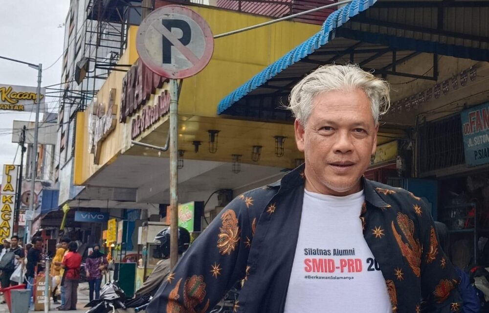 Sumatra Utara - Ketua Umum Gerakan Ekonomi Kreatif (Gerak) 08, Revitiyoso Husodo, Menyoroti Sikap Kapolres Madina Akbp Arie Sofandi Paloh, S.h, S.i. Yang Di Nilai Diskriminatif Terhadap Respon Maraknya Pertambangan-Pertambangan Illegal Di Wilayah Hukumnya. Hal Tersebut Ditunjukan Ketika Wartawan Dari Teropongistana.com Melakukan Konfirmasi Terkait Dugaan Penganiayaan Yang Di Lakukan Bos Perusahaan Tambang Ilegal (Peti) Yang Berada Di Desa Tangga Bosi Bukit Siayo, Kabupaten Mandailing Natal, Sumatra Utara. “Kapolda Sumatra Utara Harus Mencopot Kapolres Madina Yang Diskriminatif Ketika Ditanya Oleh Awak Media Tentang Persoalan Dugaan Kasus Penganiayaan Yang Dilakukan Bos Tambang Ilegal Tiga Tahun Lalu, Termasuk Maraknya Galian Tambang Di Bukit Siayo. Nanti Saya Akan Bicara Ke Kapolda Sumatra Utara,&Quot; Kata Ketua Umum Gerak 08, Revitiyoso Husodo Saat Dihubungi Lewat Telepon Selulernya, Senin (05/05/2025) Disinggung Tentang Penanganan Kasus Penganiayaan 3 Tahun Lalu Yang Di Lakukan Oleh Bos Perusahaan Tambang Ilegal (Peti) Yang Saat Ini Ditangani Oleh Kepolisian. Revitiyoso Mendorong Agar Kasus Tersebut Tetap Berjalan Dan Bisa Terus Berlanjut Ke Tahap Persidangan. “Harus Ditangkap Bos-Bos Besar Tambang Emas, Tambang Pasir, Tambang Tanah Yang Memang Illegal. Jangan Sampai Hanya Pekerja Yang Dibawahnya Saja,’’ Tutur Pria Berambut Pirang Tersebut Revitiyoso Mengingatkan Agar Pelaku Usaha Tambang Illegal Di Desa Tangga Bosi Bukit Siayo, Sumatra Utara, Segera Sadar, Karena Aktivitasnya Saat Ini Menjadi Persoalan Serius Di Masyarakat. &Quot;Aktivitas Tambang Yang Kian Marak, Berharap Agar Para Pelaku Tambang Illegal Segera Sadar, Dan Tolong Hargai Pemerintah, Jangan Mereka Semakin Merasa Bebas Dalam Melakukan Usaha Pertambangan. Apalagi Tanpa Ada Koordinasi Yang Baik Kepada Pemerintah Daerah, Sehingga Aktivitas Pertambangan Di Tangga Bosi Bukit Siayo Itu Tidak Semakin Menjadi Persoalan Masyarakat Yang Menimbulkan Berbagai Dampak,&Quot; Katanya Selanjutnya, Revitiyoso Berharap Kepolisian Tak Sebatas Menangkap Pelaku Tambang Ilegal. Tetapi, Perlu Membongkar Jalur Penjualan Materialnya Secara Menyeluruh. “Penindakan Tidak Hanya Selesai Pada Menangkap Pelaku Tambang Ilegal Tetapi Pemeriksaan Mendalam Terkait Jalur Pengangkutan Hingga Penjualannya, Siapa Yang Terlibat, Bagaimana Mekanismenya Dan Mengapa Ini Dibiarkan Berlarut Hingga Sekarang,” Pungkasnya Sebelumya Telah Di Beritakan, Penganiayaan Terhadap Lesmana Halawa Yang Diduga Dilakukan Oleh Bos Tambang Ilegal (Peti) Di Lokasi Tambang Desa Tangga Bosi Bukit Siayo, Kabupaten Mandailing Natal Sumatra Utara Pada Tahun 2022 Yang Lalu Belum Ditangkap. Larangan Terhadap Tambang Emas Ilegal Oleh Bupati Mandaling Natal Dan Kapolda Sumatra Utara Tidak Di Gubris Oleh Bos Tambang Di Wilayah Kecamatan Siabu. Lesmana Halawa (Korban) Mengatakan Kepada Awak Media, Bahwa Dirinya Tidak Percaya Atas Himbawan Pemerintah Daerah Kabupaten Mandaling Natal Larangan Pertambangan Liar Di Wilayah Hukum Mandailing Natal, Sabtu (3/5/2025). “Saya Tidak Percaya Surat Edaran Bupati Dan Perintah Kapolda Sumatra Utara, Kapolres Madina Sektor Siabu Terkait Melarang Tambang Emas Ilegal Karena Bukti Didepan Mata Masyarakat Kecamatan Siabu Masih Banyak Tambang Emas Ilegal Yang Beroprasi,” Ungkapnya Menurutnya, Kalo Memang Kapolda Sumatra Mendukung Atas Penutupan Tambang Emas Ilegal Tersebut Harusnya Di Kecamatan Saibu Ikut Ditutup Bahakan Pelaku Penganiayaan Terhadap Korban Masih Berkeliaran Diwilayah Tambang Sampai Saat Ini. Kasus Penganiayan Ini Sudah 3 Tahun Lamanya Pada Tahun 2022 Sampai Saat Ini Belum Di Tangkap Dan Tambang Emasnya Masih Beroprasi “Sudah 2 (Dua) Kali Pergantian Kapolsek Siabu Masih Belum Membuahkan Hasil, Saya Merasa Apa Yang Di Perintahkan Bupati Mandaling Natal Dan Kapolda Sumatra Utara Hanya Sebatas Omon-Omon Tidak Menunjukan Keseriusannya Dalam Menutup Tambang Emas Ilegal Tersebut,” Katanya “Saya Kira Ada Oknum Besar Dibalik Tambang Emas Ilegal Tersebut Sehingga Tidak Ada Yang Bisa Disentuh Hukum,” Tambahnya Selain Itu Kami Mengkonfirmasi Kepada Kapolsek Siabu Yang Baru Lewat Pesan Whatsapp, Iptu Ahmad Juli Nasution Mengatakan Baru Menerima Laporan Berkas. “Kami Kapolsek Masih Baru Pak, Saat Kami Terima Bp Terhadap Pelaku Masih Dalam Pencarian Sesuai Dpo,” Ujar Kapolsek Siabu “Kami Akan Menindaklanjuti Dan Mencari Serta Melakukan Penangkapan Terhadap Pelaku Terimakasih,” Pungkas Kapolsek Siabu Sementara Itu, Kapolres Madiana Akbp Arie Sofandi Paloh, Sh, Sik Saat Dibuhungi Lewat Sambungan Pesan Whatsapnya Terkait Perkembangan Kasus Penganiayaan Dan Penutupan Tambang Emas Ilegal Di Wilayah Hukumnya, Kapolres Bungkam Dan Belum Enggan Memberikan Tanggapanya, Sampai Berita Ini Di Terbitkan Kami Masih Berusaha Untuk Mengkonfirmasinya.