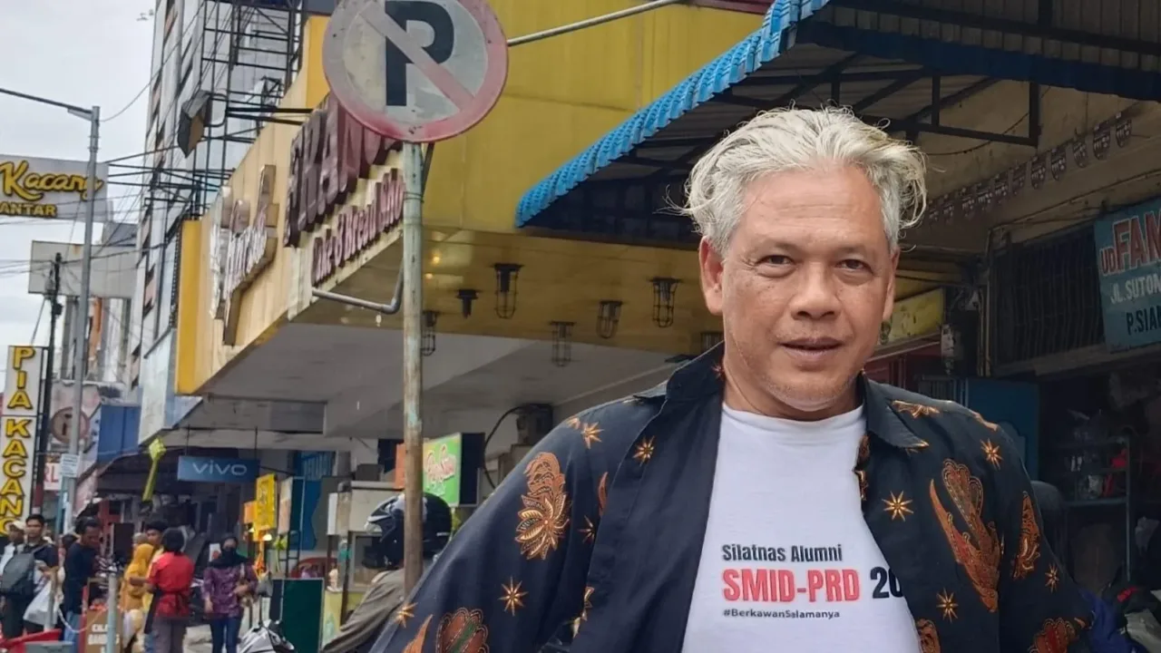 Sumatra Utara - Ketua Umum Gerakan Ekonomi Kreatif (GERAK) 08, Revitiyoso Husodo, menyoroti sikap Kapolres Madina AKBP Arie Sofandi Paloh, S.H, S.I. yang di nilai diskriminatif terhadap respon maraknya pertambangan-pertambangan illegal di wilayah hukumnya. Hal tersebut ditunjukan ketika wartawan dari teropongistana.com melakukan konfirmasi terkait Dugaan Penganiayaan yang di Lakukan Bos Perusahaan Tambang Ilegal (PETI) yang berada di Desa Tangga Bosi Bukit Siayo, Kabupaten Mandailing Natal, Sumatra Utara. “Kapolda Sumatra Utara harus mencopot Kapolres Madina yang diskriminatif ketika ditanya oleh awak media tentang persoalan Dugaan Kasus Penganiayaan yang dilakukan Bos Tambang Ilegal tiga tahun lalu, termasuk maraknya galian tambang di Bukit Siayo. Nanti saya akan bicara ke Kapolda Sumatra Utara," kata Ketua Umum GERAK 08, Revitiyoso Husodo saat dihubungi lewat telepon selulernya, Senin (05/05/2025) Disinggung tentang penanganan Kasus penganiayaan 3 tahun lalu yang di lakukan oleh Bos Perusahaan Tambang Ilegal (PETI) yang saat ini ditangani oleh kepolisian. Revitiyoso mendorong agar kasus tersebut tetap berjalan dan bisa terus berlanjut ke tahap persidangan. “Harus ditangkap bos-bos besar tambang emas, tambang pasir, tambang tanah yang memang illegal. Jangan sampai hanya pekerja yang dibawahnya saja,’’ tutur Pria berambut Pirang tersebut Revitiyoso mengingatkan agar pelaku usaha tambang illegal di Desa Tangga Bosi Bukit siayo, Sumatra Utara, segera sadar, karena aktivitasnya saat ini menjadi persoalan serius di Masyarakat. "Aktivitas tambang yang kian marak, berharap agar para pelaku tambang illegal segera sadar, dan tolong hargai pemerintah, jangan mereka semakin merasa bebas dalam melakukan usaha pertambangan. Apalagi tanpa ada koordinasi yang baik kepada pemerintah daerah, sehingga aktivitas pertambangan di Tangga Bosi Bukit Siayo itu tidak semakin menjadi persoalan masyarakat yang menimbulkan berbagai dampak," katanya Selanjutnya, Revitiyoso berharap kepolisian tak sebatas menangkap pelaku tambang ilegal. Tetapi, perlu membongkar jalur penjualan materialnya secara menyeluruh. “Penindakan tidak hanya selesai pada menangkap pelaku tambang ilegal tetapi pemeriksaan mendalam terkait jalur pengangkutan hingga penjualannya, siapa yang terlibat, bagaimana mekanismenya dan mengapa ini dibiarkan berlarut hingga sekarang,” Pungkasnya Sebelumya telah di beritakan, Penganiayaan Terhadap Lesmana Halawa yang diduga dilakukan oleh bos Tambang Ilegal (PETI) di lokasi tambang Desa Tangga Bosi Bukit Siayo, Kabupaten Mandailing Natal Sumatra Utara pada tahun 2022 yang lalu belum ditangkap. Larangan terhadap tambang emas ilegal oleh bupati mandaling natal dan kapolda sumatra utara tidak di gubris oleh bos tambang di wilayah kecamatan Siabu. Lesmana Halawa (Korban) mengatakan Kepada Awak Media, bahwa dirinya tidak percaya atas himbawan pemerintah daerah kabupaten Mandaling Natal larangan pertambangan liar di wilayah hukum Mandailing Natal, Sabtu (3/5/2025). “Saya tidak percaya surat edaran Bupati dan Perintah Kapolda Sumatra Utara, Kapolres Madina sektor siabu terkait melarang tambang emas ilegal karena bukti didepan mata masyarakat kecamatan siabu masih banyak tambang emas ilegal yang beroprasi,” ungkapnya Menurutnya, kalo memang kapolda sumatra mendukung atas penutupan tambang emas ilegal tersebut harusnya di kecamatan saibu ikut ditutup bahakan pelaku penganiayaan terhadap korban masih berkeliaran diwilayah tambang sampai saat ini. Kasus penganiayan ini sudah 3 tahun lamanya pada tahun 2022 sampai saat ini belum di tangkap dan tambang emasnya masih beroprasi “Sudah 2 (Dua) kali pergantian kapolsek siabu masih belum membuahkan hasil, Saya merasa apa yang di perintahkan bupati mandaling natal dan kapolda sumatra utara hanya sebatas omon-omon tidak menunjukan keseriusannya dalam menutup tambang emas ilegal tersebut,” katanya “Saya kira ada oknum besar dibalik tambang emas ilegal tersebut sehingga tidak ada yang bisa disentuh hukum,” tambahnya Selain itu kami mengkonfirmasi kepada kapolsek siabu yang baru lewat pesan Whatsapp, Iptu Ahmad Juli Nasution mengatakan baru menerima laporan berkas. “Kami kapolsek masih baru pak, saat kami terima BP terhadap pelaku masih dalam pencarian sesuai DPO,” ujar Kapolsek Siabu “Kami akan menindaklanjuti dan mencari serta melakukan penangkapan terhadap pelaku terimakasih,” pungkas Kapolsek Siabu Sementara itu, Kapolres madiana AKBP Arie Sofandi Paloh, SH, SIK saat dibuhungi lewat sambungan pesan Whatsapnya terkait perkembangan kasus penganiayaan dan penutupan tambang emas ilegal di wilayah hukumnya, kapolres Bungkam dan belum enggan memberikan tanggapanya, sampai berita ini di terbitkan kami masih berusaha untuk mengkonfirmasinya.