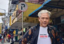 Sumatra Utara - Ketua Umum Gerakan Ekonomi Kreatif (Gerak) 08, Revitiyoso Husodo, Menyoroti Sikap Kapolres Madina Akbp Arie Sofandi Paloh, S.h, S.i. Yang Di Nilai Diskriminatif Terhadap Respon Maraknya Pertambangan-Pertambangan Illegal Di Wilayah Hukumnya. Hal Tersebut Ditunjukan Ketika Wartawan Dari Teropongistana.com Melakukan Konfirmasi Terkait Dugaan Penganiayaan Yang Di Lakukan Bos Perusahaan Tambang Ilegal (Peti) Yang Berada Di Desa Tangga Bosi Bukit Siayo, Kabupaten Mandailing Natal, Sumatra Utara. “Kapolda Sumatra Utara Harus Mencopot Kapolres Madina Yang Diskriminatif Ketika Ditanya Oleh Awak Media Tentang Persoalan Dugaan Kasus Penganiayaan Yang Dilakukan Bos Tambang Ilegal Tiga Tahun Lalu, Termasuk Maraknya Galian Tambang Di Bukit Siayo. Nanti Saya Akan Bicara Ke Kapolda Sumatra Utara,&Quot; Kata Ketua Umum Gerak 08, Revitiyoso Husodo Saat Dihubungi Lewat Telepon Selulernya, Senin (05/05/2025) Disinggung Tentang Penanganan Kasus Penganiayaan 3 Tahun Lalu Yang Di Lakukan Oleh Bos Perusahaan Tambang Ilegal (Peti) Yang Saat Ini Ditangani Oleh Kepolisian. Revitiyoso Mendorong Agar Kasus Tersebut Tetap Berjalan Dan Bisa Terus Berlanjut Ke Tahap Persidangan. “Harus Ditangkap Bos-Bos Besar Tambang Emas, Tambang Pasir, Tambang Tanah Yang Memang Illegal. Jangan Sampai Hanya Pekerja Yang Dibawahnya Saja,’’ Tutur Pria Berambut Pirang Tersebut Revitiyoso Mengingatkan Agar Pelaku Usaha Tambang Illegal Di Desa Tangga Bosi Bukit Siayo, Sumatra Utara, Segera Sadar, Karena Aktivitasnya Saat Ini Menjadi Persoalan Serius Di Masyarakat. &Quot;Aktivitas Tambang Yang Kian Marak, Berharap Agar Para Pelaku Tambang Illegal Segera Sadar, Dan Tolong Hargai Pemerintah, Jangan Mereka Semakin Merasa Bebas Dalam Melakukan Usaha Pertambangan. Apalagi Tanpa Ada Koordinasi Yang Baik Kepada Pemerintah Daerah, Sehingga Aktivitas Pertambangan Di Tangga Bosi Bukit Siayo Itu Tidak Semakin Menjadi Persoalan Masyarakat Yang Menimbulkan Berbagai Dampak,&Quot; Katanya Selanjutnya, Revitiyoso Berharap Kepolisian Tak Sebatas Menangkap Pelaku Tambang Ilegal. Tetapi, Perlu Membongkar Jalur Penjualan Materialnya Secara Menyeluruh. “Penindakan Tidak Hanya Selesai Pada Menangkap Pelaku Tambang Ilegal Tetapi Pemeriksaan Mendalam Terkait Jalur Pengangkutan Hingga Penjualannya, Siapa Yang Terlibat, Bagaimana Mekanismenya Dan Mengapa Ini Dibiarkan Berlarut Hingga Sekarang,” Pungkasnya Sebelumya Telah Di Beritakan, Penganiayaan Terhadap Lesmana Halawa Yang Diduga Dilakukan Oleh Bos Tambang Ilegal (Peti) Di Lokasi Tambang Desa Tangga Bosi Bukit Siayo, Kabupaten Mandailing Natal Sumatra Utara Pada Tahun 2022 Yang Lalu Belum Ditangkap. Larangan Terhadap Tambang Emas Ilegal Oleh Bupati Mandaling Natal Dan Kapolda Sumatra Utara Tidak Di Gubris Oleh Bos Tambang Di Wilayah Kecamatan Siabu. Lesmana Halawa (Korban) Mengatakan Kepada Awak Media, Bahwa Dirinya Tidak Percaya Atas Himbawan Pemerintah Daerah Kabupaten Mandaling Natal Larangan Pertambangan Liar Di Wilayah Hukum Mandailing Natal, Sabtu (3/5/2025). “Saya Tidak Percaya Surat Edaran Bupati Dan Perintah Kapolda Sumatra Utara, Kapolres Madina Sektor Siabu Terkait Melarang Tambang Emas Ilegal Karena Bukti Didepan Mata Masyarakat Kecamatan Siabu Masih Banyak Tambang Emas Ilegal Yang Beroprasi,” Ungkapnya Menurutnya, Kalo Memang Kapolda Sumatra Mendukung Atas Penutupan Tambang Emas Ilegal Tersebut Harusnya Di Kecamatan Saibu Ikut Ditutup Bahakan Pelaku Penganiayaan Terhadap Korban Masih Berkeliaran Diwilayah Tambang Sampai Saat Ini. Kasus Penganiayan Ini Sudah 3 Tahun Lamanya Pada Tahun 2022 Sampai Saat Ini Belum Di Tangkap Dan Tambang Emasnya Masih Beroprasi “Sudah 2 (Dua) Kali Pergantian Kapolsek Siabu Masih Belum Membuahkan Hasil, Saya Merasa Apa Yang Di Perintahkan Bupati Mandaling Natal Dan Kapolda Sumatra Utara Hanya Sebatas Omon-Omon Tidak Menunjukan Keseriusannya Dalam Menutup Tambang Emas Ilegal Tersebut,” Katanya “Saya Kira Ada Oknum Besar Dibalik Tambang Emas Ilegal Tersebut Sehingga Tidak Ada Yang Bisa Disentuh Hukum,” Tambahnya Selain Itu Kami Mengkonfirmasi Kepada Kapolsek Siabu Yang Baru Lewat Pesan Whatsapp, Iptu Ahmad Juli Nasution Mengatakan Baru Menerima Laporan Berkas. “Kami Kapolsek Masih Baru Pak, Saat Kami Terima Bp Terhadap Pelaku Masih Dalam Pencarian Sesuai Dpo,” Ujar Kapolsek Siabu “Kami Akan Menindaklanjuti Dan Mencari Serta Melakukan Penangkapan Terhadap Pelaku Terimakasih,” Pungkas Kapolsek Siabu Sementara Itu, Kapolres Madiana Akbp Arie Sofandi Paloh, Sh, Sik Saat Dibuhungi Lewat Sambungan Pesan Whatsapnya Terkait Perkembangan Kasus Penganiayaan Dan Penutupan Tambang Emas Ilegal Di Wilayah Hukumnya, Kapolres Bungkam Dan Belum Enggan Memberikan Tanggapanya, Sampai Berita Ini Di Terbitkan Kami Masih Berusaha Untuk Mengkonfirmasinya.