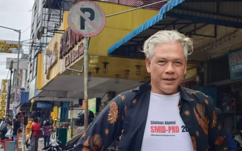Sumatra Utara - Ketua Umum Gerakan Ekonomi Kreatif (GERAK) 08, Revitiyoso Husodo, menyoroti sikap Kapolres Madina AKBP Arie Sofandi Paloh, S.H, S.I. yang di nilai diskriminatif terhadap respon maraknya pertambangan-pertambangan illegal di wilayah hukumnya. Hal tersebut ditunjukan ketika wartawan dari teropongistana.com melakukan konfirmasi terkait Dugaan Penganiayaan yang di Lakukan Bos Perusahaan Tambang Ilegal (PETI) yang berada di Desa Tangga Bosi Bukit Siayo, Kabupaten Mandailing Natal, Sumatra Utara. “Kapolda Sumatra Utara harus mencopot Kapolres Madina yang diskriminatif ketika ditanya oleh awak media tentang persoalan Dugaan Kasus Penganiayaan yang dilakukan Bos Tambang Ilegal tiga tahun lalu, termasuk maraknya galian tambang di Bukit Siayo. Nanti saya akan bicara ke Kapolda Sumatra Utara," kata Ketua Umum GERAK 08, Revitiyoso Husodo saat dihubungi lewat telepon selulernya, Senin (05/05/2025) Disinggung tentang penanganan Kasus penganiayaan 3 tahun lalu yang di lakukan oleh Bos Perusahaan Tambang Ilegal (PETI) yang saat ini ditangani oleh kepolisian. Revitiyoso mendorong agar kasus tersebut tetap berjalan dan bisa terus berlanjut ke tahap persidangan. “Harus ditangkap bos-bos besar tambang emas, tambang pasir, tambang tanah yang memang illegal. Jangan sampai hanya pekerja yang dibawahnya saja,’’ tutur Pria berambut Pirang tersebut Revitiyoso mengingatkan agar pelaku usaha tambang illegal di Desa Tangga Bosi Bukit siayo, Sumatra Utara, segera sadar, karena aktivitasnya saat ini menjadi persoalan serius di Masyarakat. "Aktivitas tambang yang kian marak, berharap agar para pelaku tambang illegal segera sadar, dan tolong hargai pemerintah, jangan mereka semakin merasa bebas dalam melakukan usaha pertambangan. Apalagi tanpa ada koordinasi yang baik kepada pemerintah daerah, sehingga aktivitas pertambangan di Tangga Bosi Bukit Siayo itu tidak semakin menjadi persoalan masyarakat yang menimbulkan berbagai dampak," katanya Selanjutnya, Revitiyoso berharap kepolisian tak sebatas menangkap pelaku tambang ilegal. Tetapi, perlu membongkar jalur penjualan materialnya secara menyeluruh. “Penindakan tidak hanya selesai pada menangkap pelaku tambang ilegal tetapi pemeriksaan mendalam terkait jalur pengangkutan hingga penjualannya, siapa yang terlibat, bagaimana mekanismenya dan mengapa ini dibiarkan berlarut hingga sekarang,” Pungkasnya Sebelumya telah di beritakan, Penganiayaan Terhadap Lesmana Halawa yang diduga dilakukan oleh bos Tambang Ilegal (PETI) di lokasi tambang Desa Tangga Bosi Bukit Siayo, Kabupaten Mandailing Natal Sumatra Utara pada tahun 2022 yang lalu belum ditangkap. Larangan terhadap tambang emas ilegal oleh bupati mandaling natal dan kapolda sumatra utara tidak di gubris oleh bos tambang di wilayah kecamatan Siabu. Lesmana Halawa (Korban) mengatakan Kepada Awak Media, bahwa dirinya tidak percaya atas himbawan pemerintah daerah kabupaten Mandaling Natal larangan pertambangan liar di wilayah hukum Mandailing Natal, Sabtu (3/5/2025). “Saya tidak percaya surat edaran Bupati dan Perintah Kapolda Sumatra Utara, Kapolres Madina sektor siabu terkait melarang tambang emas ilegal karena bukti didepan mata masyarakat kecamatan siabu masih banyak tambang emas ilegal yang beroprasi,” ungkapnya Menurutnya, kalo memang kapolda sumatra mendukung atas penutupan tambang emas ilegal tersebut harusnya di kecamatan saibu ikut ditutup bahakan pelaku penganiayaan terhadap korban masih berkeliaran diwilayah tambang sampai saat ini. Kasus penganiayan ini sudah 3 tahun lamanya pada tahun 2022 sampai saat ini belum di tangkap dan tambang emasnya masih beroprasi “Sudah 2 (Dua) kali pergantian kapolsek siabu masih belum membuahkan hasil, Saya merasa apa yang di perintahkan bupati mandaling natal dan kapolda sumatra utara hanya sebatas omon-omon tidak menunjukan keseriusannya dalam menutup tambang emas ilegal tersebut,” katanya “Saya kira ada oknum besar dibalik tambang emas ilegal tersebut sehingga tidak ada yang bisa disentuh hukum,” tambahnya Selain itu kami mengkonfirmasi kepada kapolsek siabu yang baru lewat pesan Whatsapp, Iptu Ahmad Juli Nasution mengatakan baru menerima laporan berkas. “Kami kapolsek masih baru pak, saat kami terima BP terhadap pelaku masih dalam pencarian sesuai DPO,” ujar Kapolsek Siabu “Kami akan menindaklanjuti dan mencari serta melakukan penangkapan terhadap pelaku terimakasih,” pungkas Kapolsek Siabu Sementara itu, Kapolres madiana AKBP Arie Sofandi Paloh, SH, SIK saat dibuhungi lewat sambungan pesan Whatsapnya terkait perkembangan kasus penganiayaan dan penutupan tambang emas ilegal di wilayah hukumnya, kapolres Bungkam dan belum enggan memberikan tanggapanya, sampai berita ini di terbitkan kami masih berusaha untuk mengkonfirmasinya.