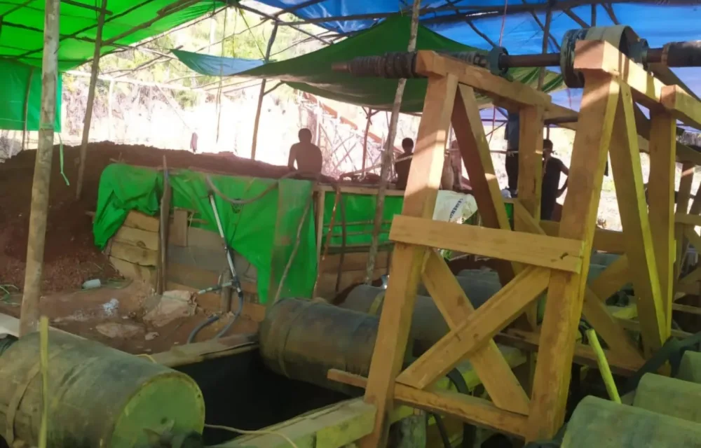 Mandailing Natal – Tiga Tahun Telah Berlalu Sejak Kasus Penganiayaan Terhadap Seorang Aktivis Yang Terjadi Di Kawasan Pertambangan Emas Tanpa Izin (Peti) Di Desa Tangga Bosi Bukit Siayo, Kecamatan Siabu, Mandailing Natal, Namun Hingga Kini Pelaku Belum Juga Ditangkap. Kerapatan Indonesia Tanah Air (Kita), Melalui Nani Maulana, Menilai Bahwa Mangkraknya Kasus Ini Menunjukkan Lemahnya Penegakan Hukum Dan Patut Dipertanyakan Kinerja Aparat Kepolisian. &Quot;Setiap Kali Ada Rencana Penangkapan, Informasinya Selalu Bocor Lebih Dulu. Ini Mengindikasikan Ada Pihak Internal Yang Sengaja Membocorkan Upaya Penegakan Hukum,&Quot; Ujar Nani Maulana. Ia Juga Menyoroti Maraknya Serangan Di Media Sosial Terhadap Akun Milik Korban, Yang Berisi Ancaman Dari Pihak-Pihak Yang Diduga Terkait Dengan Tambang Ilegal Tersebut. Kita Juga Menerima Banyak Laporan Dari Masyarakat Mengenai Dugaan Keterlibatan Sejumlah Oknum Aparat Negara. &Quot;Ada Dugaan Oknum Polisi Rutin Menerima Setoran Dari Pelaku, Kepala Desa Yang Disebut-Sebut Telah Menerima Uang Tutup Mulut, Hingga Dugaan Keterlibatan Oknum Tni Dalam Distribusi Bahan Baku Tambang,&Quot; Tambah Nani. Kita Mendesak Agar Seluruh Pihak Yang Terlibat, Baik Pelaku Penganiayaan Maupun Jaringan Tambang Ilegal Yang Terdiri Dari Lebih Dari 70 Bos Tambang, Segera Ditindak Tegas. “Jika Aparat Penegak Hukum Tidak Mampu Menuntaskan Kasus Ini Dan Menangkap Otak-Otak Kerusakan Lingkungan Tersebut, Maka Ini Membuktikan Negara Kalah Oleh Para Penjahat,” Pungkas Nani. Kita Menyerukan Kepada Presiden, Kapolri, Panglima Tni, Dan Instansi Terkait Untuk Tidak Menutup Mata Dan Segera Turun Tangan Menuntaskan Persoalan Ini Sebelum Publik Kehilangan Kepercayaan Sepenuhnya Terhadap Sistem Hukum Di Negeri Ini.