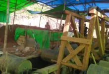 Mandailing Natal – Tiga Tahun Telah Berlalu Sejak Kasus Penganiayaan Terhadap Seorang Aktivis Yang Terjadi Di Kawasan Pertambangan Emas Tanpa Izin (Peti) Di Desa Tangga Bosi Bukit Siayo, Kecamatan Siabu, Mandailing Natal, Namun Hingga Kini Pelaku Belum Juga Ditangkap. Kerapatan Indonesia Tanah Air (Kita), Melalui Nani Maulana, Menilai Bahwa Mangkraknya Kasus Ini Menunjukkan Lemahnya Penegakan Hukum Dan Patut Dipertanyakan Kinerja Aparat Kepolisian. &Quot;Setiap Kali Ada Rencana Penangkapan, Informasinya Selalu Bocor Lebih Dulu. Ini Mengindikasikan Ada Pihak Internal Yang Sengaja Membocorkan Upaya Penegakan Hukum,&Quot; Ujar Nani Maulana. Ia Juga Menyoroti Maraknya Serangan Di Media Sosial Terhadap Akun Milik Korban, Yang Berisi Ancaman Dari Pihak-Pihak Yang Diduga Terkait Dengan Tambang Ilegal Tersebut. Kita Juga Menerima Banyak Laporan Dari Masyarakat Mengenai Dugaan Keterlibatan Sejumlah Oknum Aparat Negara. &Quot;Ada Dugaan Oknum Polisi Rutin Menerima Setoran Dari Pelaku, Kepala Desa Yang Disebut-Sebut Telah Menerima Uang Tutup Mulut, Hingga Dugaan Keterlibatan Oknum Tni Dalam Distribusi Bahan Baku Tambang,&Quot; Tambah Nani. Kita Mendesak Agar Seluruh Pihak Yang Terlibat, Baik Pelaku Penganiayaan Maupun Jaringan Tambang Ilegal Yang Terdiri Dari Lebih Dari 70 Bos Tambang, Segera Ditindak Tegas. “Jika Aparat Penegak Hukum Tidak Mampu Menuntaskan Kasus Ini Dan Menangkap Otak-Otak Kerusakan Lingkungan Tersebut, Maka Ini Membuktikan Negara Kalah Oleh Para Penjahat,” Pungkas Nani. Kita Menyerukan Kepada Presiden, Kapolri, Panglima Tni, Dan Instansi Terkait Untuk Tidak Menutup Mata Dan Segera Turun Tangan Menuntaskan Persoalan Ini Sebelum Publik Kehilangan Kepercayaan Sepenuhnya Terhadap Sistem Hukum Di Negeri Ini.