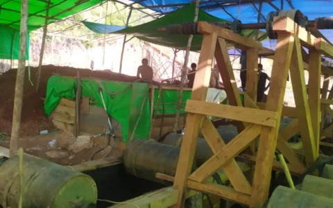 Mandailing Natal – Tiga tahun telah berlalu sejak kasus penganiayaan terhadap seorang aktivis yang terjadi di kawasan Pertambangan Emas Tanpa Izin (PETI) di Desa Tangga Bosi Bukit Siayo, Kecamatan Siabu, Mandailing Natal, namun hingga kini pelaku belum juga ditangkap. Kerapatan Indonesia Tanah Air (KITA), melalui Nani Maulana, menilai bahwa mangkraknya kasus ini menunjukkan lemahnya penegakan hukum dan patut dipertanyakan kinerja aparat kepolisian. "Setiap kali ada rencana penangkapan, informasinya selalu bocor lebih dulu. Ini mengindikasikan ada pihak internal yang sengaja membocorkan upaya penegakan hukum," ujar Nani Maulana. Ia juga menyoroti maraknya serangan di media sosial terhadap akun milik korban, yang berisi ancaman dari pihak-pihak yang diduga terkait dengan tambang ilegal tersebut. KITA juga menerima banyak laporan dari masyarakat mengenai dugaan keterlibatan sejumlah oknum aparat negara. "Ada dugaan oknum polisi rutin menerima setoran dari pelaku, kepala desa yang disebut-sebut telah menerima uang tutup mulut, hingga dugaan keterlibatan oknum TNI dalam distribusi bahan baku tambang," tambah Nani. KITA mendesak agar seluruh pihak yang terlibat, baik pelaku penganiayaan maupun jaringan tambang ilegal yang terdiri dari lebih dari 70 bos tambang, segera ditindak tegas. “Jika aparat penegak hukum tidak mampu menuntaskan kasus ini dan menangkap otak-otak kerusakan lingkungan tersebut, maka ini membuktikan negara kalah oleh para penjahat,” pungkas Nani. KITA menyerukan kepada Presiden, Kapolri, Panglima TNI, dan instansi terkait untuk tidak menutup mata dan segera turun tangan menuntaskan persoalan ini sebelum publik kehilangan kepercayaan sepenuhnya terhadap sistem hukum di negeri ini.