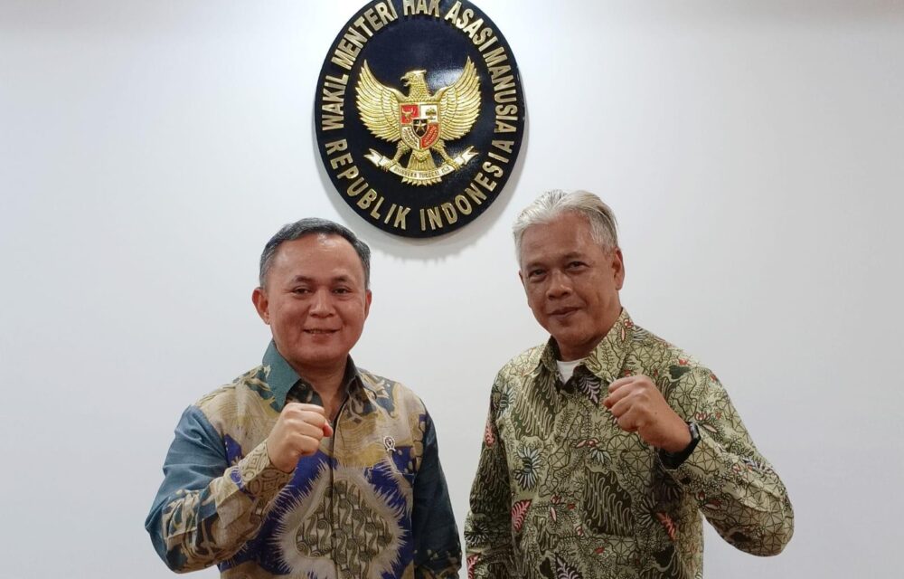 Jakarta – Kementerian Hukum Dan Ham (Kemenham) Menggelar Rapat Penting Pada Kamis, 8 Mei 2025 Pukul 15.00 Wib Di Kantor Pusat Kemenham, Jakarta. Rapat Ini Dipimpin Oleh Wakil Menteri Ham, Mugiyanto Sipin, Dan Dihadiri Oleh Sejumlah Tokoh Penting, Antara Lain H. Mirwan (Bupati Aceh Selatan), Dr. Tuti Widyaningrum, Sh., Mh. (Kampus Uta’45 Jakarta), Dan Revitriyoso Husodo (Yayasan Gerak Nusantara Sejahtera), Serta Staf Dari Kemenham. Dalam Rapat Tersebut, Wamen Ham Menjelaskan Tugas Pokok Dan Fungsi Kemenham Dalam Menyelenggarakan Lima P Ham: Penghormatan, Perlindungan, Pemenuhan, Penegakan, Dan Pemajuan Ham. Ia Juga Menyampaikan Bahwa Kemenham Memiliki Dua Direktorat Jenderal Utama, Yaitu Dirjen Instrumen Penguatan Ham Dan Dirjen Pelayanan Dan Kepatuhan Ham. Untuk Daerah, Pendekatan Yang Dilakukan Adalah Melalui Pendampingan Ham, Bukan Audit Formal. Bupati Aceh Selatan, H. Mirwan, Menyampaikan Maksud Kedatangannya Untuk Bersilaturahmi Serta Meminta Arahan Mengenai Program Kemenham Di Aceh Selatan, Termasuk Potensi Kolaborasi Dengan Dua Kampus Yang Ada Di Wilayah Tersebut. Sementara Itu, Revitriyoso Husodo Menekankan Pentingnya Penyelesaian Konflik Agraria Di Wilayah Gurilla, Pematang Siantar Dan Pemulihan Korban Pelanggaran Ham Berat Di Jambo Keupok Melalui Pendekatan Restorative Justice Dan Sinergi Antar Pemangku Kepentingan. Dr. Tuti Widyaningrum Memaparkan Rencana Pelaksanaan Seminar Nasional Ham Di Kampus Uta’45 Jakarta Dan Pembentukan Pusat Kajian Ham Sebagai Bagian Dari Kerja Sama Akademik Dengan Kemenham. Sebagai Hasil Rapat, Wamen Ham Menyampaikan Beberapa Rekomendasi: Menyambut Baik Pelaksanaan Seminar Nasional Ham Di Uta’45 Dan Menyatakan Kesediaan Untuk Hadir, Serta Meminta Panitia Berkoordinasi Dengan Staf Kerjasama. Mengagendakan Kunjungan Ke Lokasi Konflik Agraria Di Desa Gurilla, Pematang Siantar Pada 16 Mei 2025. Menginstruksikan Kepada Bupati Aceh Selatan Untuk Melakukan Pendataan Terhadap Korban Jambo Keupok Secara Lengkap Untuk Keperluan Program Pemulihan. Selain Itu, Akan Dibangun Memorial Park Sebagai Bentuk Penghormatan Kepada Para Korban, Bekerja Sama Dengan Yayasan Gerak Nusantara. Rapat Ini Mencerminkan Komitmen Kemenham Dalam Memperkuat Perlindungan Dan Pemenuhan Ham, Serta Menyelesaikan Kasus-Kasus Pelanggaran Ham Berat Di Berbagai Daerah Secara Kolaboratif Dan Berkelanjutan.