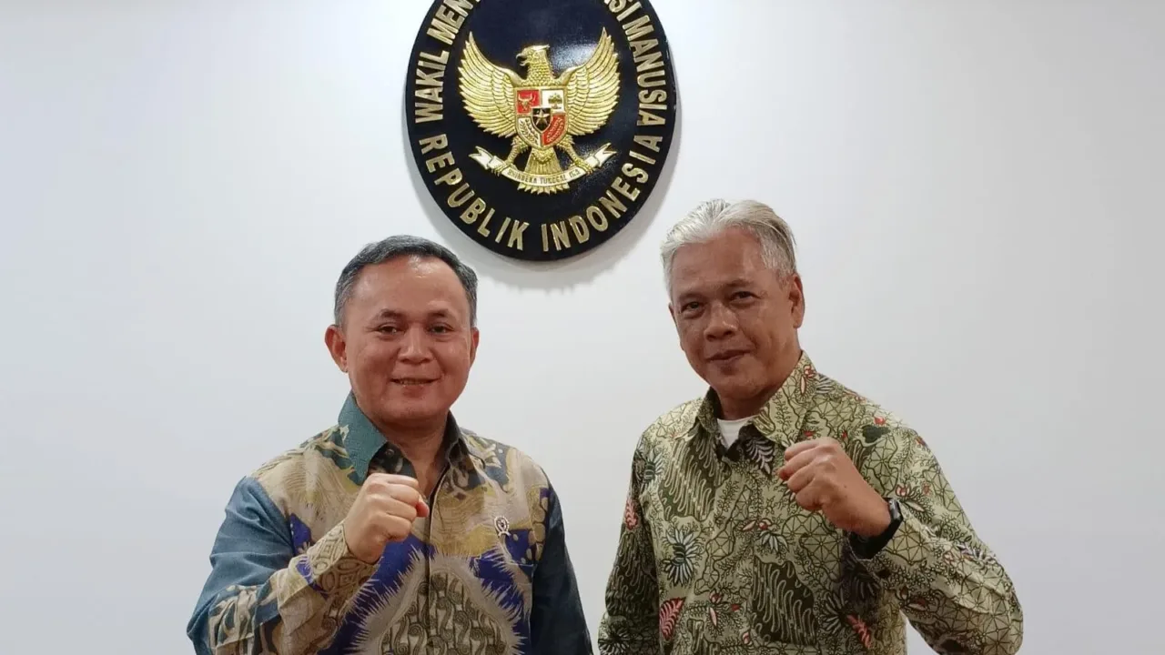 Jakarta – Kementerian Hukum dan HAM (Kemenham) menggelar rapat penting pada Kamis, 8 Mei 2025 pukul 15.00 WIB di kantor pusat Kemenham, Jakarta. Rapat ini dipimpin oleh Wakil Menteri HAM, Mugiyanto Sipin, dan dihadiri oleh sejumlah tokoh penting, antara lain H. Mirwan (Bupati Aceh Selatan), Dr. Tuti Widyaningrum, SH., MH. (Kampus UTA’45 Jakarta), dan Revitriyoso Husodo (Yayasan Gerak Nusantara Sejahtera), serta staf dari Kemenham. Dalam rapat tersebut, Wamen HAM menjelaskan tugas pokok dan fungsi Kemenham dalam menyelenggarakan lima P HAM: Penghormatan, Perlindungan, Pemenuhan, Penegakan, dan Pemajuan HAM. Ia juga menyampaikan bahwa Kemenham memiliki dua direktorat jenderal utama, yaitu Dirjen Instrumen Penguatan HAM dan Dirjen Pelayanan dan Kepatuhan HAM. Untuk daerah, pendekatan yang dilakukan adalah melalui pendampingan HAM, bukan audit formal. Bupati Aceh Selatan, H. Mirwan, menyampaikan maksud kedatangannya untuk bersilaturahmi serta meminta arahan mengenai program Kemenham di Aceh Selatan, termasuk potensi kolaborasi dengan dua kampus yang ada di wilayah tersebut. Sementara itu, Revitriyoso Husodo menekankan pentingnya penyelesaian konflik agraria di wilayah Gurilla, Pematang Siantar dan pemulihan korban pelanggaran HAM berat di Jambo Keupok melalui pendekatan Restorative Justice dan sinergi antar pemangku kepentingan. Dr. Tuti Widyaningrum memaparkan rencana pelaksanaan Seminar Nasional HAM di Kampus UTA’45 Jakarta dan pembentukan Pusat Kajian HAM sebagai bagian dari kerja sama akademik dengan Kemenham. Sebagai hasil rapat, Wamen HAM menyampaikan beberapa rekomendasi: Menyambut baik pelaksanaan Seminar Nasional HAM di UTA’45 dan menyatakan kesediaan untuk hadir, serta meminta panitia berkoordinasi dengan staf Kerjasama. Mengagendakan kunjungan ke lokasi konflik agraria di Desa Gurilla, Pematang Siantar pada 16 Mei 2025. Menginstruksikan kepada Bupati Aceh Selatan untuk melakukan pendataan terhadap korban Jambo Keupok secara lengkap untuk keperluan program pemulihan. Selain itu, akan dibangun Memorial Park sebagai bentuk penghormatan kepada para korban, bekerja sama dengan Yayasan Gerak Nusantara. Rapat ini mencerminkan komitmen Kemenham dalam memperkuat perlindungan dan pemenuhan HAM, serta menyelesaikan kasus-kasus pelanggaran HAM berat di berbagai daerah secara kolaboratif dan berkelanjutan.
