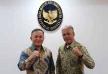 Jakarta – Kementerian Hukum Dan Ham (Kemenham) Menggelar Rapat Penting Pada Kamis, 8 Mei 2025 Pukul 15.00 Wib Di Kantor Pusat Kemenham, Jakarta. Rapat Ini Dipimpin Oleh Wakil Menteri Ham, Mugiyanto Sipin, Dan Dihadiri Oleh Sejumlah Tokoh Penting, Antara Lain H. Mirwan (Bupati Aceh Selatan), Dr. Tuti Widyaningrum, Sh., Mh. (Kampus Uta’45 Jakarta), Dan Revitriyoso Husodo (Yayasan Gerak Nusantara Sejahtera), Serta Staf Dari Kemenham. Dalam Rapat Tersebut, Wamen Ham Menjelaskan Tugas Pokok Dan Fungsi Kemenham Dalam Menyelenggarakan Lima P Ham: Penghormatan, Perlindungan, Pemenuhan, Penegakan, Dan Pemajuan Ham. Ia Juga Menyampaikan Bahwa Kemenham Memiliki Dua Direktorat Jenderal Utama, Yaitu Dirjen Instrumen Penguatan Ham Dan Dirjen Pelayanan Dan Kepatuhan Ham. Untuk Daerah, Pendekatan Yang Dilakukan Adalah Melalui Pendampingan Ham, Bukan Audit Formal. Bupati Aceh Selatan, H. Mirwan, Menyampaikan Maksud Kedatangannya Untuk Bersilaturahmi Serta Meminta Arahan Mengenai Program Kemenham Di Aceh Selatan, Termasuk Potensi Kolaborasi Dengan Dua Kampus Yang Ada Di Wilayah Tersebut. Sementara Itu, Revitriyoso Husodo Menekankan Pentingnya Penyelesaian Konflik Agraria Di Wilayah Gurilla, Pematang Siantar Dan Pemulihan Korban Pelanggaran Ham Berat Di Jambo Keupok Melalui Pendekatan Restorative Justice Dan Sinergi Antar Pemangku Kepentingan. Dr. Tuti Widyaningrum Memaparkan Rencana Pelaksanaan Seminar Nasional Ham Di Kampus Uta’45 Jakarta Dan Pembentukan Pusat Kajian Ham Sebagai Bagian Dari Kerja Sama Akademik Dengan Kemenham. Sebagai Hasil Rapat, Wamen Ham Menyampaikan Beberapa Rekomendasi: Menyambut Baik Pelaksanaan Seminar Nasional Ham Di Uta’45 Dan Menyatakan Kesediaan Untuk Hadir, Serta Meminta Panitia Berkoordinasi Dengan Staf Kerjasama. Mengagendakan Kunjungan Ke Lokasi Konflik Agraria Di Desa Gurilla, Pematang Siantar Pada 16 Mei 2025. Menginstruksikan Kepada Bupati Aceh Selatan Untuk Melakukan Pendataan Terhadap Korban Jambo Keupok Secara Lengkap Untuk Keperluan Program Pemulihan. Selain Itu, Akan Dibangun Memorial Park Sebagai Bentuk Penghormatan Kepada Para Korban, Bekerja Sama Dengan Yayasan Gerak Nusantara. Rapat Ini Mencerminkan Komitmen Kemenham Dalam Memperkuat Perlindungan Dan Pemenuhan Ham, Serta Menyelesaikan Kasus-Kasus Pelanggaran Ham Berat Di Berbagai Daerah Secara Kolaboratif Dan Berkelanjutan.