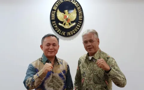 Jakarta – Kementerian Hukum dan HAM (Kemenham) menggelar rapat penting pada Kamis, 8 Mei 2025 pukul 15.00 WIB di kantor pusat Kemenham, Jakarta. Rapat ini dipimpin oleh Wakil Menteri HAM, Mugiyanto Sipin, dan dihadiri oleh sejumlah tokoh penting, antara lain H. Mirwan (Bupati Aceh Selatan), Dr. Tuti Widyaningrum, SH., MH. (Kampus UTA’45 Jakarta), dan Revitriyoso Husodo (Yayasan Gerak Nusantara Sejahtera), serta staf dari Kemenham. Dalam rapat tersebut, Wamen HAM menjelaskan tugas pokok dan fungsi Kemenham dalam menyelenggarakan lima P HAM: Penghormatan, Perlindungan, Pemenuhan, Penegakan, dan Pemajuan HAM. Ia juga menyampaikan bahwa Kemenham memiliki dua direktorat jenderal utama, yaitu Dirjen Instrumen Penguatan HAM dan Dirjen Pelayanan dan Kepatuhan HAM. Untuk daerah, pendekatan yang dilakukan adalah melalui pendampingan HAM, bukan audit formal. Bupati Aceh Selatan, H. Mirwan, menyampaikan maksud kedatangannya untuk bersilaturahmi serta meminta arahan mengenai program Kemenham di Aceh Selatan, termasuk potensi kolaborasi dengan dua kampus yang ada di wilayah tersebut. Sementara itu, Revitriyoso Husodo menekankan pentingnya penyelesaian konflik agraria di wilayah Gurilla, Pematang Siantar dan pemulihan korban pelanggaran HAM berat di Jambo Keupok melalui pendekatan Restorative Justice dan sinergi antar pemangku kepentingan. Dr. Tuti Widyaningrum memaparkan rencana pelaksanaan Seminar Nasional HAM di Kampus UTA’45 Jakarta dan pembentukan Pusat Kajian HAM sebagai bagian dari kerja sama akademik dengan Kemenham. Sebagai hasil rapat, Wamen HAM menyampaikan beberapa rekomendasi: Menyambut baik pelaksanaan Seminar Nasional HAM di UTA’45 dan menyatakan kesediaan untuk hadir, serta meminta panitia berkoordinasi dengan staf Kerjasama. Mengagendakan kunjungan ke lokasi konflik agraria di Desa Gurilla, Pematang Siantar pada 16 Mei 2025. Menginstruksikan kepada Bupati Aceh Selatan untuk melakukan pendataan terhadap korban Jambo Keupok secara lengkap untuk keperluan program pemulihan. Selain itu, akan dibangun Memorial Park sebagai bentuk penghormatan kepada para korban, bekerja sama dengan Yayasan Gerak Nusantara. Rapat ini mencerminkan komitmen Kemenham dalam memperkuat perlindungan dan pemenuhan HAM, serta menyelesaikan kasus-kasus pelanggaran HAM berat di berbagai daerah secara kolaboratif dan berkelanjutan.