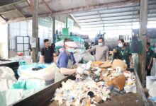 Badung – Wakil Menteri Dalam Negeri (Wamendagri) Bima Arya Sugiarto Mendorong Segenap Masyarakat Dan Jajaran Pemerintah Daerah (Pemda) Di Provinsi Bali Untuk Memaksimalkan Pengelolaan Sampah Secara Lebih Optimal. Ia Menekankan, Pengelolaan Tersebut Harus Dilakukan Dari Hulu Ke Hilir Serta Melibatkan Kolaborasi Lintas Sektor, Termasuk Dengan Pihak Swasta. Ia Menjelaskan, Masyarakat Di Bali Memiliki Potensi Besar Dalam Menyukseskan Pengelolaan Sampah. Secara Budaya, Masyarakat Bali Memiliki Aktivitas Keagamaan Yang Kental, Sementara Dari Sisi Industri, Bali Didukung Oleh Bisnis Hotel, Restoran, Dan Kafe (Horeka) Yang Terus Berkembang. “Karena Itu Harus Diiringi, Diimbangi, Dengan Kesadaran Di Hulu Untuk Memilah Dan Memilih. Saya Kira Kepala Daerah Bisa Mengkoordinasikan Camat, Lurah, Kades, Banjar Untuk Fokus Di Hulu Ini,” Ujar Bima Di Hadapan Awak Media Usai Mengunjungi Ecobali Recycling Di Kabupaten Badung, Bali, Sabtu (10/5/2025). Bima Menjelaskan, Persoalan Sampah Yang Selama Ini Menjadi Tantangan Bagi Semua Pihak Sebagian Besar Terjadi Di Hulu. Meskipun Teknologi Canggih Telah Digunakan, Pengelolaan Sampah Diyakini Akan Kurang Optimal Apabila Permasalahan Di Sektor Hulu Tidak Ditangani Dengan Baik. Untuk Itu, Kata Bima, Diperlukan Sistem Yang Efektif Guna Menyelesaikan Persoalan Tersebut. “Ini Perlu Kebijakan, Perlu Penganggaran, Saya Kira Begitu. Jadi Ini Akan Saya Bawa Ke Satgas [Pengelolaan] Sampah Untuk Dirumuskan Formulanya Seperti Apa,” Ungkap Bima. Bima Menambahkan, Pengelolaan Sampah Di Bali Membutuhkan Penanganan Ekstra. Hal Ini Karena Kawasan Tersebut Memiliki Industri Horeka Yang Besar, Yang Berkontribusi Pada Peningkatan Volume Sampah. Oleh Karena Itu, Bima Berharap Provinsi Bali Mampu Menjadi Daerah Percontohan Dalam Pengelolaan Sampah Dari Hulu Ke Hilir. Ia Menegaskan, Di Bali Sudah Ada Beberapa Model Bisnis Pengelolaan Sampah Yang Dapat Dikembangkan. Lebih Lanjut, Bima Menekankan, Ke Depan Pemerintah Akan Mendorong Kota-Kota Besar Yang Memiliki Volume Sampah Tinggi Untuk Menyiapkan Lahan Incinerator. Ia Memastikan, Selain Menyiapkan Lahan Incinerator, Pemda Juga Perlu Memastikan Kesiapan Pengelolaan Sampah Dari Hulu Ke Hilir. “Di Hulunya Dipilih-Dipilih, Kemudian Di Hilirnya Ada Offtaker-Nya. Jadi Waste-To-Energy Itu Jelas, Nanti Bisa Berdaya Maksimal Dibeli Oleh Siapa,” Tandasnya.