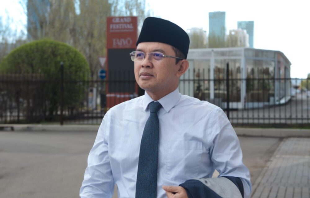 Jakarta – Penerapan Sistem Pengelompokan Jamaah Model Syarikah Dalam Penyelenggaraan Haji Tahun 2025 Memicu Kebingungan Di Kalangan Jamaah. Anggota Komisi Viii Dari Fraksi Partai Kebangkitan Bangsa (Pkb) Maman Imanul Haq Meminta Menteri Agama Segera Melakukan Evaluasi Agar Tidak Menganggu Kenyamanan Ibadah Jamaah Haji Indonesia. “Penerapan Sistem Syarikah Yang Terkesan Mendadak Ini Telah Mengacaukan Pengelompokan Kloter Yang Sebelumnya Sudah Terencana Dengan Baik Dari Tanah Air. Akibatnya, Banyak Jemaah Suami Istri Yang Terpisah, Serta Jemaah Lanjut Usia Yang Terpisah Dari Pendamping Yang Sangat Mereka Butuhkan. Kami Meminta Menteri Agama Segera Melakukan Evaluasi&Quot; Ujar Kiai Maman Imanulhaq, Selasa (13/5/2025). Pria Yang Akrab Disapa Kiai Maman Ini Mengungkapkan Sebelumnya, Jemaah Haji Indonesia Hanya Dilayani Oleh Satu Syarikah, Yaitu Mashariq. Namun, Pada Tahun Ini, Terdapat Delapan Syarikah Yang Bertugas Melayani Jemaah Haji Indonesia. Syarikah Sendiri Merupakan Perusahaan Arab Saudi Yang Memiliki Kewenangan Dalam Mengatur Pelaksanaan Ibadah Haji Di Indonesia. &Quot;Mengapa Harus Delapan Syarikah Yang Dilibatkan, Dan Apa Dasar Pertimbangannya? Seharusnya Kementerian Agama Telah Melakukan Identifikasi Masalah Dan Langkah-Langkah Mitigasi Sebelum Menerapkan Kebijakan Ini. Apakah Kekacauan Yang Terjadi Saat Ini Sudah Diketahui Dan Diantisipasi Oleh Kemenag?&Quot; Tanya Kiai Maman. Lebih Lanjut, Kiai Maman Mengusulkan Agar Jika Kemenag Tetap Menggunakan Delapan Syarikah, Pembagian Tanggung Jawab Hendaknya Didasarkan Pada Wilayah Di Indonesia. Misalnya, Syarikah A Bertanggung Jawab Atas Jemaah Dari Wilayah Tertentu Di Jawa Barat, Syarikah B Untuk Kota Tertentu Di Jawa Timur, Dan Seterusnya. “Jangan Seperti Kondisi Saat Ini Di Mana Lebih Dari Satu Syarikah Menangani Jemaah Dari Satu Daerah. Hal Ini Membingungkan Jemaah Dan Juga Kelompok Bimbingan Ibadah Haji Dan Umrah (Kbihu). Bayangkan Saja, Ada Jemaah Yang Belum Siap Berangkat Namun Tiba-Tiba Harus Berangkat Keesokan Harinya, Atau Sebaliknya, Jemaah Yang Seharusnya Berangkat Beberapa Pekan Lagi Di Kloter Lain, Mendadak Harus Segera Berangkat. Sistem Seperti Apa Ini Jika Hasilnya Justru Menimbulkan Kekacauan?&Quot; Tegasnya. Komisi Viii Dpr Ri, Kata Kiai Maman Mendesak Kementerian Agama Untuk Segera Melakukan Negosiasi Dengan Pihak Berwenang Di Arab Saudi Guna Mencari Solusi Atas Permasalahan Ini. Menurutnya Indonesia Saat Ini Membutuhkan Negosiator Yang Handal Dan Mampu Menyampaikan Keluhan Serta Mencari Solusi Konstruktif Atas Kekacauan Dalam Pelaksanaan Ibadah Haji 2024 Ini. &Quot;Kami Memberikan Kesempatan Kepada Kemenag Dan Dirjen Penyelenggara Haji Dan Umrah Untuk Bertindak Cepat Menangani Masalah Ini. Kami Tidak Dapat Menerima Jika Penggunaan Delapan Syarikah Ini Justru Menyengsarakan Jemaah Haji Indonesia,&Quot; Imbuh Kiai Maman.