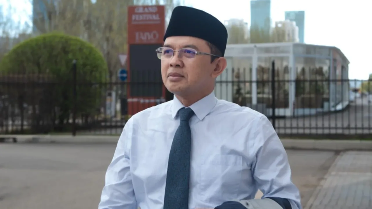 Jakarta – Penerapan sistem pengelompokan jamaah model syarikah dalam penyelenggaraan haji tahun 2025 memicu kebingungan di kalangan jamaah. Anggota Komisi VIII dari Fraksi Partai Kebangkitan Bangsa (PKB) Maman Imanul Haq meminta Menteri Agama segera melakukan evaluasi agar tidak menganggu kenyamanan ibadah jamaah haji Indonesia. “Penerapan sistem syarikah yang terkesan mendadak ini telah mengacaukan pengelompokan kloter yang sebelumnya sudah terencana dengan baik dari tanah air. Akibatnya, banyak jemaah suami istri yang terpisah, serta jemaah lanjut usia yang terpisah dari pendamping yang sangat mereka butuhkan. Kami meminta Menteri Agama segera melakukan evaluasi" ujar Kiai Maman Imanulhaq, Selasa (13/5/2025). Pria yang akrab disapa Kiai Maman ini mengungkapkan sebelumnya, jemaah haji Indonesia hanya dilayani oleh satu syarikah, yaitu Mashariq. Namun, pada tahun ini, terdapat delapan syarikah yang bertugas melayani jemaah haji Indonesia. Syarikah sendiri merupakan perusahaan Arab Saudi yang memiliki kewenangan dalam mengatur pelaksanaan ibadah haji di Indonesia. "Mengapa harus delapan syarikah yang dilibatkan, dan apa dasar pertimbangannya? Seharusnya Kementerian Agama telah melakukan identifikasi masalah dan langkah-langkah mitigasi sebelum menerapkan kebijakan ini. Apakah kekacauan yang terjadi saat ini sudah diketahui dan diantisipasi oleh Kemenag?" tanya Kiai Maman. Lebih lanjut, Kiai Maman mengusulkan agar jika Kemenag tetap menggunakan delapan syarikah, pembagian tanggung jawab hendaknya didasarkan pada wilayah di Indonesia. Misalnya, Syarikah A bertanggung jawab atas jemaah dari wilayah tertentu di Jawa Barat, Syarikah B untuk kota tertentu di Jawa Timur, dan seterusnya. “Jangan seperti kondisi saat ini di mana lebih dari satu syarikah menangani jemaah dari satu daerah. Hal ini membingungkan jemaah dan juga Kelompok Bimbingan Ibadah Haji dan Umrah (KBIHU). Bayangkan saja, ada jemaah yang belum siap berangkat namun tiba-tiba harus berangkat keesokan harinya, atau sebaliknya, jemaah yang seharusnya berangkat beberapa pekan lagi di kloter lain, mendadak harus segera berangkat. Sistem seperti apa ini jika hasilnya justru menimbulkan kekacauan?" tegasnya. Komisi VIII DPR RI, kata Kiai Maman mendesak Kementerian Agama untuk segera melakukan negosiasi dengan pihak berwenang di Arab Saudi guna mencari solusi atas permasalahan ini. Menurutnya Indonesia saat ini membutuhkan negosiator yang handal dan mampu menyampaikan keluhan serta mencari solusi konstruktif atas kekacauan dalam pelaksanaan ibadah haji 2024 ini. "Kami memberikan kesempatan kepada Kemenag dan Dirjen Penyelenggara Haji dan Umrah untuk bertindak cepat menangani masalah ini. Kami tidak dapat menerima jika penggunaan delapan syarikah ini justru menyengsarakan jemaah haji Indonesia," imbuh Kiai Maman.