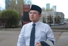 Jakarta – Penerapan Sistem Pengelompokan Jamaah Model Syarikah Dalam Penyelenggaraan Haji Tahun 2025 Memicu Kebingungan Di Kalangan Jamaah. Anggota Komisi Viii Dari Fraksi Partai Kebangkitan Bangsa (Pkb) Maman Imanul Haq Meminta Menteri Agama Segera Melakukan Evaluasi Agar Tidak Menganggu Kenyamanan Ibadah Jamaah Haji Indonesia. “Penerapan Sistem Syarikah Yang Terkesan Mendadak Ini Telah Mengacaukan Pengelompokan Kloter Yang Sebelumnya Sudah Terencana Dengan Baik Dari Tanah Air. Akibatnya, Banyak Jemaah Suami Istri Yang Terpisah, Serta Jemaah Lanjut Usia Yang Terpisah Dari Pendamping Yang Sangat Mereka Butuhkan. Kami Meminta Menteri Agama Segera Melakukan Evaluasi&Quot; Ujar Kiai Maman Imanulhaq, Selasa (13/5/2025). Pria Yang Akrab Disapa Kiai Maman Ini Mengungkapkan Sebelumnya, Jemaah Haji Indonesia Hanya Dilayani Oleh Satu Syarikah, Yaitu Mashariq. Namun, Pada Tahun Ini, Terdapat Delapan Syarikah Yang Bertugas Melayani Jemaah Haji Indonesia. Syarikah Sendiri Merupakan Perusahaan Arab Saudi Yang Memiliki Kewenangan Dalam Mengatur Pelaksanaan Ibadah Haji Di Indonesia. &Quot;Mengapa Harus Delapan Syarikah Yang Dilibatkan, Dan Apa Dasar Pertimbangannya? Seharusnya Kementerian Agama Telah Melakukan Identifikasi Masalah Dan Langkah-Langkah Mitigasi Sebelum Menerapkan Kebijakan Ini. Apakah Kekacauan Yang Terjadi Saat Ini Sudah Diketahui Dan Diantisipasi Oleh Kemenag?&Quot; Tanya Kiai Maman. Lebih Lanjut, Kiai Maman Mengusulkan Agar Jika Kemenag Tetap Menggunakan Delapan Syarikah, Pembagian Tanggung Jawab Hendaknya Didasarkan Pada Wilayah Di Indonesia. Misalnya, Syarikah A Bertanggung Jawab Atas Jemaah Dari Wilayah Tertentu Di Jawa Barat, Syarikah B Untuk Kota Tertentu Di Jawa Timur, Dan Seterusnya. “Jangan Seperti Kondisi Saat Ini Di Mana Lebih Dari Satu Syarikah Menangani Jemaah Dari Satu Daerah. Hal Ini Membingungkan Jemaah Dan Juga Kelompok Bimbingan Ibadah Haji Dan Umrah (Kbihu). Bayangkan Saja, Ada Jemaah Yang Belum Siap Berangkat Namun Tiba-Tiba Harus Berangkat Keesokan Harinya, Atau Sebaliknya, Jemaah Yang Seharusnya Berangkat Beberapa Pekan Lagi Di Kloter Lain, Mendadak Harus Segera Berangkat. Sistem Seperti Apa Ini Jika Hasilnya Justru Menimbulkan Kekacauan?&Quot; Tegasnya. Komisi Viii Dpr Ri, Kata Kiai Maman Mendesak Kementerian Agama Untuk Segera Melakukan Negosiasi Dengan Pihak Berwenang Di Arab Saudi Guna Mencari Solusi Atas Permasalahan Ini. Menurutnya Indonesia Saat Ini Membutuhkan Negosiator Yang Handal Dan Mampu Menyampaikan Keluhan Serta Mencari Solusi Konstruktif Atas Kekacauan Dalam Pelaksanaan Ibadah Haji 2024 Ini. &Quot;Kami Memberikan Kesempatan Kepada Kemenag Dan Dirjen Penyelenggara Haji Dan Umrah Untuk Bertindak Cepat Menangani Masalah Ini. Kami Tidak Dapat Menerima Jika Penggunaan Delapan Syarikah Ini Justru Menyengsarakan Jemaah Haji Indonesia,&Quot; Imbuh Kiai Maman.
