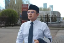 Jakarta – Penerapan sistem pengelompokan jamaah model syarikah dalam penyelenggaraan haji tahun 2025 memicu kebingungan di kalangan jamaah. Anggota Komisi VIII dari Fraksi Partai Kebangkitan Bangsa (PKB) Maman Imanul Haq meminta Menteri Agama segera melakukan evaluasi agar tidak menganggu kenyamanan ibadah jamaah haji Indonesia. “Penerapan sistem syarikah yang terkesan mendadak ini telah mengacaukan pengelompokan kloter yang sebelumnya sudah terencana dengan baik dari tanah air. Akibatnya, banyak jemaah suami istri yang terpisah, serta jemaah lanjut usia yang terpisah dari pendamping yang sangat mereka butuhkan. Kami meminta Menteri Agama segera melakukan evaluasi" ujar Kiai Maman Imanulhaq, Selasa (13/5/2025). Pria yang akrab disapa Kiai Maman ini mengungkapkan sebelumnya, jemaah haji Indonesia hanya dilayani oleh satu syarikah, yaitu Mashariq. Namun, pada tahun ini, terdapat delapan syarikah yang bertugas melayani jemaah haji Indonesia. Syarikah sendiri merupakan perusahaan Arab Saudi yang memiliki kewenangan dalam mengatur pelaksanaan ibadah haji di Indonesia. "Mengapa harus delapan syarikah yang dilibatkan, dan apa dasar pertimbangannya? Seharusnya Kementerian Agama telah melakukan identifikasi masalah dan langkah-langkah mitigasi sebelum menerapkan kebijakan ini. Apakah kekacauan yang terjadi saat ini sudah diketahui dan diantisipasi oleh Kemenag?" tanya Kiai Maman. Lebih lanjut, Kiai Maman mengusulkan agar jika Kemenag tetap menggunakan delapan syarikah, pembagian tanggung jawab hendaknya didasarkan pada wilayah di Indonesia. Misalnya, Syarikah A bertanggung jawab atas jemaah dari wilayah tertentu di Jawa Barat, Syarikah B untuk kota tertentu di Jawa Timur, dan seterusnya. “Jangan seperti kondisi saat ini di mana lebih dari satu syarikah menangani jemaah dari satu daerah. Hal ini membingungkan jemaah dan juga Kelompok Bimbingan Ibadah Haji dan Umrah (KBIHU). Bayangkan saja, ada jemaah yang belum siap berangkat namun tiba-tiba harus berangkat keesokan harinya, atau sebaliknya, jemaah yang seharusnya berangkat beberapa pekan lagi di kloter lain, mendadak harus segera berangkat. Sistem seperti apa ini jika hasilnya justru menimbulkan kekacauan?" tegasnya. Komisi VIII DPR RI, kata Kiai Maman mendesak Kementerian Agama untuk segera melakukan negosiasi dengan pihak berwenang di Arab Saudi guna mencari solusi atas permasalahan ini. Menurutnya Indonesia saat ini membutuhkan negosiator yang handal dan mampu menyampaikan keluhan serta mencari solusi konstruktif atas kekacauan dalam pelaksanaan ibadah haji 2024 ini. "Kami memberikan kesempatan kepada Kemenag dan Dirjen Penyelenggara Haji dan Umrah untuk bertindak cepat menangani masalah ini. Kami tidak dapat menerima jika penggunaan delapan syarikah ini justru menyengsarakan jemaah haji Indonesia," imbuh Kiai Maman.
