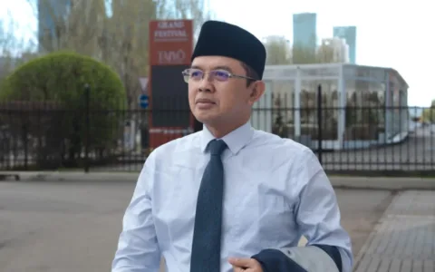 Jakarta – Penerapan sistem pengelompokan jamaah model syarikah dalam penyelenggaraan haji tahun 2025 memicu kebingungan di kalangan jamaah. Anggota Komisi VIII dari Fraksi Partai Kebangkitan Bangsa (PKB) Maman Imanul Haq meminta Menteri Agama segera melakukan evaluasi agar tidak menganggu kenyamanan ibadah jamaah haji Indonesia. “Penerapan sistem syarikah yang terkesan mendadak ini telah mengacaukan pengelompokan kloter yang sebelumnya sudah terencana dengan baik dari tanah air. Akibatnya, banyak jemaah suami istri yang terpisah, serta jemaah lanjut usia yang terpisah dari pendamping yang sangat mereka butuhkan. Kami meminta Menteri Agama segera melakukan evaluasi" ujar Kiai Maman Imanulhaq, Selasa (13/5/2025). Pria yang akrab disapa Kiai Maman ini mengungkapkan sebelumnya, jemaah haji Indonesia hanya dilayani oleh satu syarikah, yaitu Mashariq. Namun, pada tahun ini, terdapat delapan syarikah yang bertugas melayani jemaah haji Indonesia. Syarikah sendiri merupakan perusahaan Arab Saudi yang memiliki kewenangan dalam mengatur pelaksanaan ibadah haji di Indonesia. "Mengapa harus delapan syarikah yang dilibatkan, dan apa dasar pertimbangannya? Seharusnya Kementerian Agama telah melakukan identifikasi masalah dan langkah-langkah mitigasi sebelum menerapkan kebijakan ini. Apakah kekacauan yang terjadi saat ini sudah diketahui dan diantisipasi oleh Kemenag?" tanya Kiai Maman. Lebih lanjut, Kiai Maman mengusulkan agar jika Kemenag tetap menggunakan delapan syarikah, pembagian tanggung jawab hendaknya didasarkan pada wilayah di Indonesia. Misalnya, Syarikah A bertanggung jawab atas jemaah dari wilayah tertentu di Jawa Barat, Syarikah B untuk kota tertentu di Jawa Timur, dan seterusnya. “Jangan seperti kondisi saat ini di mana lebih dari satu syarikah menangani jemaah dari satu daerah. Hal ini membingungkan jemaah dan juga Kelompok Bimbingan Ibadah Haji dan Umrah (KBIHU). Bayangkan saja, ada jemaah yang belum siap berangkat namun tiba-tiba harus berangkat keesokan harinya, atau sebaliknya, jemaah yang seharusnya berangkat beberapa pekan lagi di kloter lain, mendadak harus segera berangkat. Sistem seperti apa ini jika hasilnya justru menimbulkan kekacauan?" tegasnya. Komisi VIII DPR RI, kata Kiai Maman mendesak Kementerian Agama untuk segera melakukan negosiasi dengan pihak berwenang di Arab Saudi guna mencari solusi atas permasalahan ini. Menurutnya Indonesia saat ini membutuhkan negosiator yang handal dan mampu menyampaikan keluhan serta mencari solusi konstruktif atas kekacauan dalam pelaksanaan ibadah haji 2024 ini. "Kami memberikan kesempatan kepada Kemenag dan Dirjen Penyelenggara Haji dan Umrah untuk bertindak cepat menangani masalah ini. Kami tidak dapat menerima jika penggunaan delapan syarikah ini justru menyengsarakan jemaah haji Indonesia," imbuh Kiai Maman.