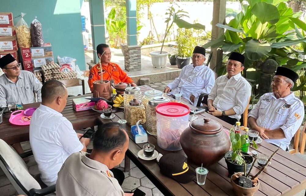 Sumedang – Anggota Dpr Ri Dari Fraksi Pkb, Kh. Maman Imanulhaq, Mengunjungi Pondok Pesantren (Ponpes) Darul Quran (Dq) Di Kecamatan Cimalaka, Kabupaten Sumedang. Kunjungan Ini Dilakukan Untuk Meninjau Langsung Lokasi Terdampak Kebakaran Sekaligus Membahas Pentingnya Penataan Kawasan Pesantren Dan Peningkatan Aksesibilitas. Kedatangan Wakil Sekretaris Dewan Syuro Dpp Pkb Tersebut Disambut Oleh Pimpinan Ponpes Dq, Kh. Cecep Farhan Mubaroq, Bersama Sejumlah Pejabat Daerah, Antara Lain Camat Cimalaka Ayuh Hidayat, Kapolsek Cimalaka Akp Muhyidin, Danramil Kapten Rahmat, Dan Kepala Bpbd Sumedang Atang Sunarya. Dalam Kunjungannya, Kh. Maman Menegaskan Komitmennya Untuk Memperjuangkan Pembangunan Sarana Prasarana Serta Akses Jalan Menuju Pesantren, Demi Mendukung Kenyamanan Dan Keselamatan Para Santri Serta Masyarakat Sekitar, Terlebih Pascakebakaran Yang Melanda Kawasan Tersebut. &Quot;Pesantren Adalah Pusat Pendidikan Dan Pemberdayaan Masyarakat. Kami Akan Berupaya Maksimal Agar Pembangunan Infrastruktur Dan Akses Jalan Dapat Segera Terwujud, Demi Menunjang Proses Pembelajaran Dan Kemanfaatan Yang Lebih Luas,&Quot; Ujar Kh. Maman Kepada Awak Media, Rabu (14/5). Selain Meninjau Lokasi Kebakaran, Kh. Maman Juga Berdialog Dengan Pengurus Pesantren, Aparat, Dan Warga Untuk Menyerap Aspirasi Serta Mencatat Kebutuhan Mendesak Yang Harus Segera Ditindaklanjuti. Kehadiran Legislator Asal Desa Cimalaka Itu Disambut Antusias Oleh Masyarakat Dan Santri, Yang Berharap Kunjungan Ini Menjadi Langkah Awal Percepatan Perbaikan Infrastruktur Pesantren. Soroti Pembangunan Pasar Cimalaka Dalam Kesempatan Yang Sama, Kh. Maman Juga Menyoroti Rencana Pembangunan Pasar Cimalaka. Ia Meminta Agar Pembangunan Pasar Dilakukan Dengan Mempertimbangkan Kepentingan Para Pedagang, Keselamatan Pejalan Kaki, Serta Kebersihan Lingkungan Sekitar, Termasuk Area Alun-Alun Dan Sekolah Yang Berdekatan. &Quot;Saya Dulu Sekolah Di Sd 3 Cimalaka. Saya Tidak Ingin Anak-Anak Terganggu Oleh Kebisingan Dan Bau Sampah Dari Lokasi Pasar Sementara,&Quot; Tegasnya.