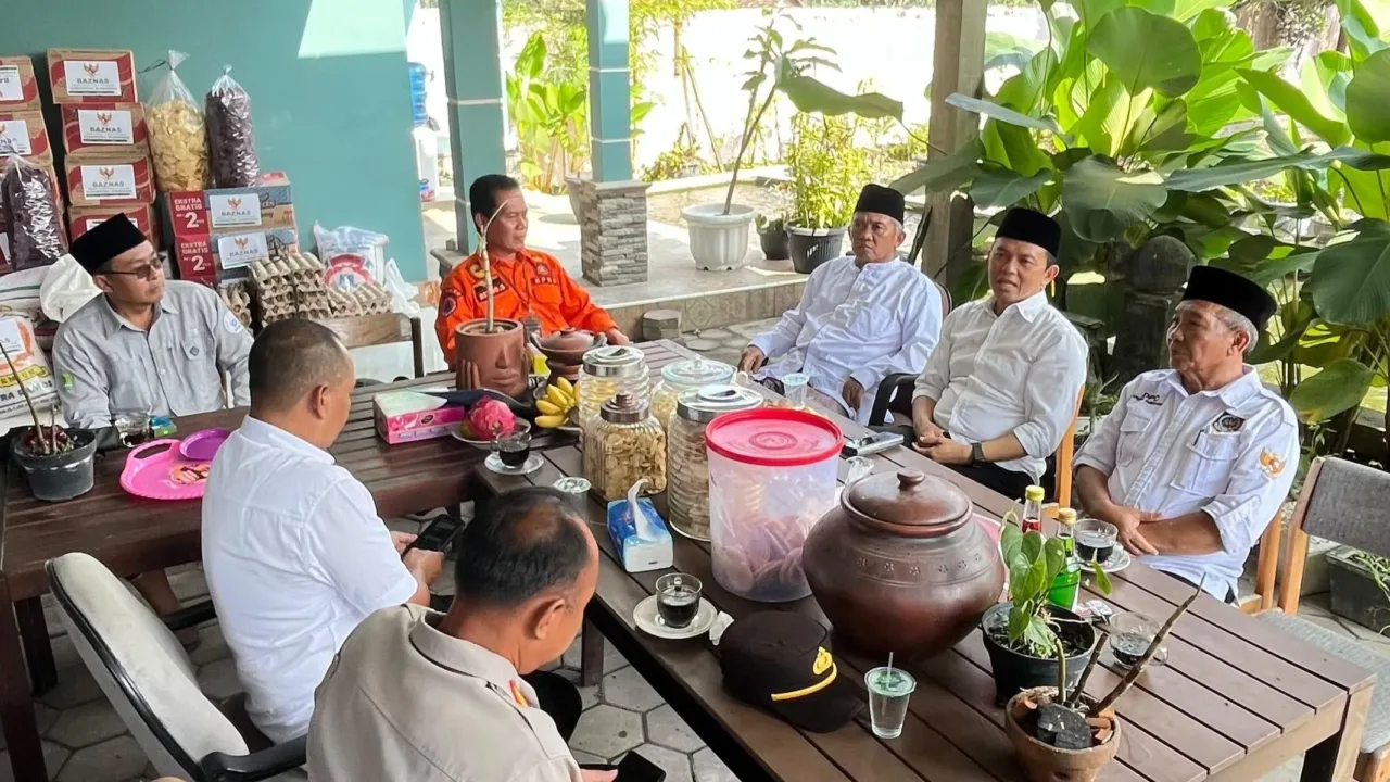 SUMEDANG – Anggota DPR RI dari Fraksi PKB, KH. Maman Imanulhaq, mengunjungi Pondok Pesantren (Ponpes) Darul Quran (DQ) di Kecamatan Cimalaka, Kabupaten Sumedang. Kunjungan ini dilakukan untuk meninjau langsung lokasi terdampak kebakaran sekaligus membahas pentingnya penataan kawasan pesantren dan peningkatan aksesibilitas. Kedatangan Wakil Sekretaris Dewan Syuro DPP PKB tersebut disambut oleh Pimpinan Ponpes DQ, KH. Cecep Farhan Mubaroq, bersama sejumlah pejabat daerah, antara lain Camat Cimalaka Ayuh Hidayat, Kapolsek Cimalaka AKP Muhyidin, Danramil Kapten Rahmat, dan Kepala BPBD Sumedang Atang Sunarya. Dalam kunjungannya, KH. Maman menegaskan komitmennya untuk memperjuangkan pembangunan sarana prasarana serta akses jalan menuju pesantren, demi mendukung kenyamanan dan keselamatan para santri serta masyarakat sekitar, terlebih pascakebakaran yang melanda kawasan tersebut. "Pesantren adalah pusat pendidikan dan pemberdayaan masyarakat. Kami akan berupaya maksimal agar pembangunan infrastruktur dan akses jalan dapat segera terwujud, demi menunjang proses pembelajaran dan kemanfaatan yang lebih luas," ujar KH. Maman kepada awak media, Rabu (14/5). Selain meninjau lokasi kebakaran, KH. Maman juga berdialog dengan pengurus pesantren, aparat, dan warga untuk menyerap aspirasi serta mencatat kebutuhan mendesak yang harus segera ditindaklanjuti. Kehadiran legislator asal Desa Cimalaka itu disambut antusias oleh masyarakat dan santri, yang berharap kunjungan ini menjadi langkah awal percepatan perbaikan infrastruktur pesantren. Soroti Pembangunan Pasar Cimalaka Dalam kesempatan yang sama, KH. Maman juga menyoroti rencana pembangunan Pasar Cimalaka. Ia meminta agar pembangunan pasar dilakukan dengan mempertimbangkan kepentingan para pedagang, keselamatan pejalan kaki, serta kebersihan lingkungan sekitar, termasuk area alun-alun dan sekolah yang berdekatan. "Saya dulu sekolah di SD 3 Cimalaka. Saya tidak ingin anak-anak terganggu oleh kebisingan dan bau sampah dari lokasi pasar sementara," tegasnya.