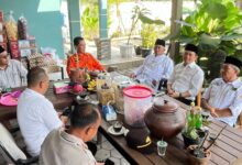 Sumedang – Anggota Dpr Ri Dari Fraksi Pkb, Kh. Maman Imanulhaq, Mengunjungi Pondok Pesantren (Ponpes) Darul Quran (Dq) Di Kecamatan Cimalaka, Kabupaten Sumedang. Kunjungan Ini Dilakukan Untuk Meninjau Langsung Lokasi Terdampak Kebakaran Sekaligus Membahas Pentingnya Penataan Kawasan Pesantren Dan Peningkatan Aksesibilitas. Kedatangan Wakil Sekretaris Dewan Syuro Dpp Pkb Tersebut Disambut Oleh Pimpinan Ponpes Dq, Kh. Cecep Farhan Mubaroq, Bersama Sejumlah Pejabat Daerah, Antara Lain Camat Cimalaka Ayuh Hidayat, Kapolsek Cimalaka Akp Muhyidin, Danramil Kapten Rahmat, Dan Kepala Bpbd Sumedang Atang Sunarya. Dalam Kunjungannya, Kh. Maman Menegaskan Komitmennya Untuk Memperjuangkan Pembangunan Sarana Prasarana Serta Akses Jalan Menuju Pesantren, Demi Mendukung Kenyamanan Dan Keselamatan Para Santri Serta Masyarakat Sekitar, Terlebih Pascakebakaran Yang Melanda Kawasan Tersebut. &Amp;Quot;Pesantren Adalah Pusat Pendidikan Dan Pemberdayaan Masyarakat. Kami Akan Berupaya Maksimal Agar Pembangunan Infrastruktur Dan Akses Jalan Dapat Segera Terwujud, Demi Menunjang Proses Pembelajaran Dan Kemanfaatan Yang Lebih Luas,&Amp;Quot; Ujar Kh. Maman Kepada Awak Media, Rabu (14/5). Selain Meninjau Lokasi Kebakaran, Kh. Maman Juga Berdialog Dengan Pengurus Pesantren, Aparat, Dan Warga Untuk Menyerap Aspirasi Serta Mencatat Kebutuhan Mendesak Yang Harus Segera Ditindaklanjuti. Kehadiran Legislator Asal Desa Cimalaka Itu Disambut Antusias Oleh Masyarakat Dan Santri, Yang Berharap Kunjungan Ini Menjadi Langkah Awal Percepatan Perbaikan Infrastruktur Pesantren. Soroti Pembangunan Pasar Cimalaka Dalam Kesempatan Yang Sama, Kh. Maman Juga Menyoroti Rencana Pembangunan Pasar Cimalaka. Ia Meminta Agar Pembangunan Pasar Dilakukan Dengan Mempertimbangkan Kepentingan Para Pedagang, Keselamatan Pejalan Kaki, Serta Kebersihan Lingkungan Sekitar, Termasuk Area Alun-Alun Dan Sekolah Yang Berdekatan. &Amp;Quot;Saya Dulu Sekolah Di Sd 3 Cimalaka. Saya Tidak Ingin Anak-Anak Terganggu Oleh Kebisingan Dan Bau Sampah Dari Lokasi Pasar Sementara,&Amp;Quot; Tegasnya.