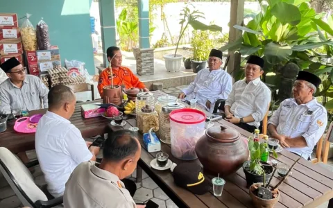 SUMEDANG – Anggota DPR RI dari Fraksi PKB, KH. Maman Imanulhaq, mengunjungi Pondok Pesantren (Ponpes) Darul Quran (DQ) di Kecamatan Cimalaka, Kabupaten Sumedang. Kunjungan ini dilakukan untuk meninjau langsung lokasi terdampak kebakaran sekaligus membahas pentingnya penataan kawasan pesantren dan peningkatan aksesibilitas. Kedatangan Wakil Sekretaris Dewan Syuro DPP PKB tersebut disambut oleh Pimpinan Ponpes DQ, KH. Cecep Farhan Mubaroq, bersama sejumlah pejabat daerah, antara lain Camat Cimalaka Ayuh Hidayat, Kapolsek Cimalaka AKP Muhyidin, Danramil Kapten Rahmat, dan Kepala BPBD Sumedang Atang Sunarya. Dalam kunjungannya, KH. Maman menegaskan komitmennya untuk memperjuangkan pembangunan sarana prasarana serta akses jalan menuju pesantren, demi mendukung kenyamanan dan keselamatan para santri serta masyarakat sekitar, terlebih pascakebakaran yang melanda kawasan tersebut. "Pesantren adalah pusat pendidikan dan pemberdayaan masyarakat. Kami akan berupaya maksimal agar pembangunan infrastruktur dan akses jalan dapat segera terwujud, demi menunjang proses pembelajaran dan kemanfaatan yang lebih luas," ujar KH. Maman kepada awak media, Rabu (14/5). Selain meninjau lokasi kebakaran, KH. Maman juga berdialog dengan pengurus pesantren, aparat, dan warga untuk menyerap aspirasi serta mencatat kebutuhan mendesak yang harus segera ditindaklanjuti. Kehadiran legislator asal Desa Cimalaka itu disambut antusias oleh masyarakat dan santri, yang berharap kunjungan ini menjadi langkah awal percepatan perbaikan infrastruktur pesantren. Soroti Pembangunan Pasar Cimalaka Dalam kesempatan yang sama, KH. Maman juga menyoroti rencana pembangunan Pasar Cimalaka. Ia meminta agar pembangunan pasar dilakukan dengan mempertimbangkan kepentingan para pedagang, keselamatan pejalan kaki, serta kebersihan lingkungan sekitar, termasuk area alun-alun dan sekolah yang berdekatan. "Saya dulu sekolah di SD 3 Cimalaka. Saya tidak ingin anak-anak terganggu oleh kebisingan dan bau sampah dari lokasi pasar sementara," tegasnya.
