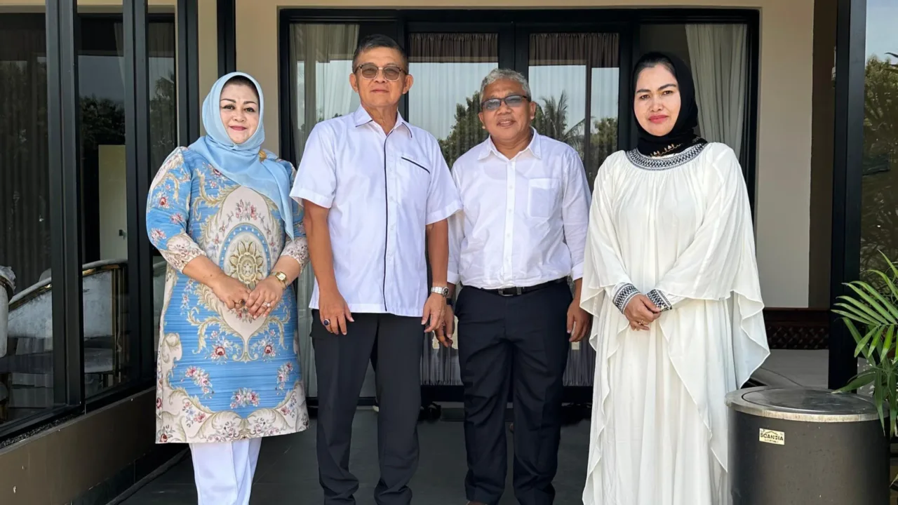 Jakarta — Sekretaris Majlis Hikmah Kerapatan Indonesia Tanah Air (KITA), Handi Jatna, menyampaikan keprihatinannya terhadap kondisi regulasi ekspor-impor di Indonesia yang dinilai sangat kompleks dan membebani pelaku usaha. Berdasarkan laporan terbaru, Indonesia menempati peringkat ke-122 dari 122 negara dalam hal kemudahan regulasi ekspor-impor, menjadikannya negara dengan sistem paling rumit di dunia. "Ini bukan sekadar angka peringkat, melainkan cerminan dari kegagalan sistemik dalam mendukung dunia usaha," ujar Handi dalam keterangannya, Selasa (14/5). Handi mendesak pemerintah untuk segera mengambil langkah konkret guna menyederhanakan birokrasi ekspor-impor, agar tidak semakin meresahkan kalangan pengusaha. Ia mengingatkan bahwa masalah ini bukanlah hal baru. Dalam laporan Ease of Doing Business Bank Dunia tahun 2018, Indonesia hanya menempati posisi ke-112 dalam indikator Trading Across Borders, turun dari peringkat ke-105 pada 2016 dan ke-108 pada 2017. "Biaya dan waktu pengurusan dokumen ekspor-impor di Indonesia masih jauh lebih tinggi dibandingkan negara tetangga seperti Thailand dan Vietnam. Ini berdampak langsung pada daya saing produk kita di pasar global," tegasnya. Sebagai solusi, Handi mendorong dilakukannya reformasi kebijakan yang menyeluruh serta percepatan digitalisasi layanan ekspor-impor. Menurutnya, hal ini penting agar pelaku usaha tidak terus dirugikan oleh sistem yang lamban dan berbelit-belit. "Semoga pemerintah segera hadir dan memberikan solusi konkret. Jangan sampai pelaku usaha memilih untuk memindahkan investasinya ke negara lain," pungkas Handi.