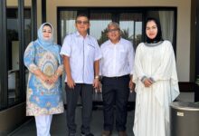 Jakarta — Sekretaris Majlis Hikmah Kerapatan Indonesia Tanah Air (Kita), Handi Jatna, Menyampaikan Keprihatinannya Terhadap Kondisi Regulasi Ekspor-Impor Di Indonesia Yang Dinilai Sangat Kompleks Dan Membebani Pelaku Usaha. Berdasarkan Laporan Terbaru, Indonesia Menempati Peringkat Ke-122 Dari 122 Negara Dalam Hal Kemudahan Regulasi Ekspor-Impor, Menjadikannya Negara Dengan Sistem Paling Rumit Di Dunia. &Quot;Ini Bukan Sekadar Angka Peringkat, Melainkan Cerminan Dari Kegagalan Sistemik Dalam Mendukung Dunia Usaha,&Quot; Ujar Handi Dalam Keterangannya, Selasa (14/5). Handi Mendesak Pemerintah Untuk Segera Mengambil Langkah Konkret Guna Menyederhanakan Birokrasi Ekspor-Impor, Agar Tidak Semakin Meresahkan Kalangan Pengusaha. Ia Mengingatkan Bahwa Masalah Ini Bukanlah Hal Baru. Dalam Laporan Ease Of Doing Business Bank Dunia Tahun 2018, Indonesia Hanya Menempati Posisi Ke-112 Dalam Indikator Trading Across Borders, Turun Dari Peringkat Ke-105 Pada 2016 Dan Ke-108 Pada 2017. &Quot;Biaya Dan Waktu Pengurusan Dokumen Ekspor-Impor Di Indonesia Masih Jauh Lebih Tinggi Dibandingkan Negara Tetangga Seperti Thailand Dan Vietnam. Ini Berdampak Langsung Pada Daya Saing Produk Kita Di Pasar Global,&Quot; Tegasnya. Sebagai Solusi, Handi Mendorong Dilakukannya Reformasi Kebijakan Yang Menyeluruh Serta Percepatan Digitalisasi Layanan Ekspor-Impor. Menurutnya, Hal Ini Penting Agar Pelaku Usaha Tidak Terus Dirugikan Oleh Sistem Yang Lamban Dan Berbelit-Belit. &Quot;Semoga Pemerintah Segera Hadir Dan Memberikan Solusi Konkret. Jangan Sampai Pelaku Usaha Memilih Untuk Memindahkan Investasinya Ke Negara Lain,&Quot; Pungkas Handi.