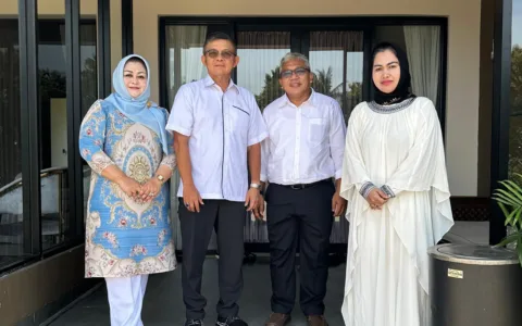 Jakarta — Sekretaris Majlis Hikmah Kerapatan Indonesia Tanah Air (KITA), Handi Jatna, menyampaikan keprihatinannya terhadap kondisi regulasi ekspor-impor di Indonesia yang dinilai sangat kompleks dan membebani pelaku usaha. Berdasarkan laporan terbaru, Indonesia menempati peringkat ke-122 dari 122 negara dalam hal kemudahan regulasi ekspor-impor, menjadikannya negara dengan sistem paling rumit di dunia. "Ini bukan sekadar angka peringkat, melainkan cerminan dari kegagalan sistemik dalam mendukung dunia usaha," ujar Handi dalam keterangannya, Selasa (14/5). Handi mendesak pemerintah untuk segera mengambil langkah konkret guna menyederhanakan birokrasi ekspor-impor, agar tidak semakin meresahkan kalangan pengusaha. Ia mengingatkan bahwa masalah ini bukanlah hal baru. Dalam laporan Ease of Doing Business Bank Dunia tahun 2018, Indonesia hanya menempati posisi ke-112 dalam indikator Trading Across Borders, turun dari peringkat ke-105 pada 2016 dan ke-108 pada 2017. "Biaya dan waktu pengurusan dokumen ekspor-impor di Indonesia masih jauh lebih tinggi dibandingkan negara tetangga seperti Thailand dan Vietnam. Ini berdampak langsung pada daya saing produk kita di pasar global," tegasnya. Sebagai solusi, Handi mendorong dilakukannya reformasi kebijakan yang menyeluruh serta percepatan digitalisasi layanan ekspor-impor. Menurutnya, hal ini penting agar pelaku usaha tidak terus dirugikan oleh sistem yang lamban dan berbelit-belit. "Semoga pemerintah segera hadir dan memberikan solusi konkret. Jangan sampai pelaku usaha memilih untuk memindahkan investasinya ke negara lain," pungkas Handi.