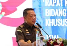 Kejaksaan Agung Melalui Tim Jaksa Penyidik Pada Direktorat Penyidikan Jaksa Agung Muda Bidang Tindak Pidana Khusus (Jam Pidsus) Memeriksa 18 (Delapan Belas) Orang Saksi Dalam Perkara Dugaan Tindak Pidana Korupsi Terkait Tata Kelola Minyak Mentah Dan Produk Kilang Pada Pt Pertamina (Persero), Sub Holding, Dan Kontraktor Kontrak Kerjasama (Kkks) Periode Tahun 2018 Hingga 2023, Jakarta 14 Mei 2025. Kepala Pusat Penerangan Hukum Kejaksaan Agung, Harli Siregar, Menyampaikan Bahwa Pemeriksaan Dilakukan Untuk Memperkuat Pembuktian Dan Melengkapi Pemberkasan Perkara Atas Nama Tersangka Yf Dan Kawan-Kawan (Dkk). Adapun 18 Saksi Yang Diperiksa, Antara Lain: 1. Abp – Manager Pt Pertamina Patra Niaga (Ppn) Periode 2022 2. Mp – Bp Berau Ltd. 3. Aw – Direktur Pt Jenggala Maritim Nusantara (Jmn) 4. At – Karyawan Pt Jmn (Fungsi Operasi/Tender) 5. Mr – Direktur Pt Pertamina International Shipping (Pis) 6. As – Tonnage Management Pt Pis 7. Aahp – Price And Forecasting Direktorat Pemasaran &Amp; Niaga Pertamina (2016–2019), Kini Manager Key Account Pt Pis 8. Tb – Manager Key Account Pt Pis 9. Fa – Kepala Biro Hukum Kementerian Esdm 10. Oh – Direktur Pt Triputra Energi Megatara (Tem) 11. Yp – Manager Commercial Pt Pertamina (2018–2019) 12. Lsh – Manager Product Trading Pt Pertamina (2016–2020) 13. Ap – Manager Key Account (2018–2021), Direktur Pt Pis 14. Id – Manager Trading Analysis &Amp; Development (Tad) Pt Ppn (2021–2024) 15. Nal – Vp Controller Pt Ppn 16. Hw – Svp Integrated Supply Chain Pt Pertamina 17. As – Direktur Keuangan Pt Ppn 18. Mn – Exxon Mobil Cepu Limited Kejaksaan Agung Menegaskan Bahwa Seluruh Proses Penyidikan Dilakukan Secara Profesional Dan Transparan Dalam Upaya Penegakan Hukum Di Sektor Strategis Energi Nasional.