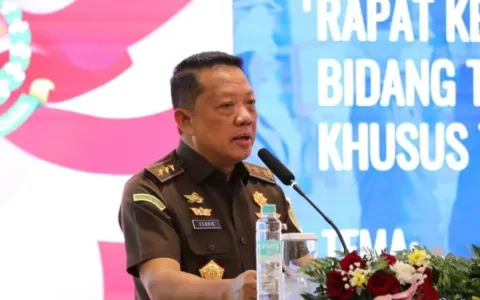 Kejaksaan Agung melalui Tim Jaksa Penyidik pada Direktorat Penyidikan Jaksa Agung Muda Bidang Tindak Pidana Khusus (JAM PIDSUS) memeriksa 18 (delapan belas) orang saksi dalam perkara dugaan tindak pidana korupsi terkait tata kelola minyak mentah dan produk kilang pada PT Pertamina (Persero), Sub Holding, dan Kontraktor Kontrak Kerjasama (KKKS) periode tahun 2018 hingga 2023, Jakarta 14 Mei 2025. Kepala Pusat Penerangan Hukum Kejaksaan Agung, Harli Siregar, menyampaikan bahwa pemeriksaan dilakukan untuk memperkuat pembuktian dan melengkapi pemberkasan perkara atas nama tersangka YF dan kawan-kawan (dkk). Adapun 18 saksi yang diperiksa, antara lain: 1. ABP – Manager PT Pertamina Patra Niaga (PPN) periode 2022 2. MP – BP Berau Ltd. 3. AW – Direktur PT Jenggala Maritim Nusantara (JMN) 4. AT – Karyawan PT JMN (Fungsi Operasi/Tender) 5. MR – Direktur PT Pertamina International Shipping (PIS) 6. AS – Tonnage Management PT PIS 7. AAHP – Price and Forecasting Direktorat Pemasaran & Niaga Pertamina (2016–2019), kini Manager Key Account PT PIS 8. TB – Manager Key Account PT PIS 9. FA – Kepala Biro Hukum Kementerian ESDM 10. OH – Direktur PT Triputra Energi Megatara (TEM) 11. YP – Manager Commercial PT Pertamina (2018–2019) 12. LSH – Manager Product Trading PT Pertamina (2016–2020) 13. AP – Manager Key Account (2018–2021), Direktur PT PIS 14. ID – Manager Trading Analysis & Development (TAD) PT PPN (2021–2024) 15. NAL – VP Controller PT PPN 16. HW – SVP Integrated Supply Chain PT Pertamina 17. AS – Direktur Keuangan PT PPN 18. MN – Exxon Mobil Cepu Limited Kejaksaan Agung menegaskan bahwa seluruh proses penyidikan dilakukan secara profesional dan transparan dalam upaya penegakan hukum di sektor strategis energi nasional.