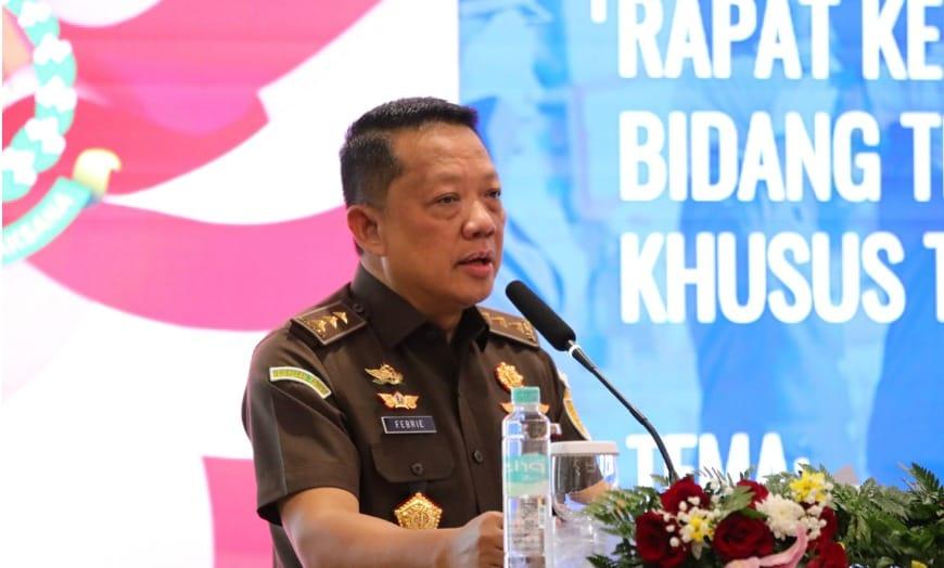 Kejaksaan Agung Melalui Tim Jaksa Penyidik Pada Direktorat Penyidikan Jaksa Agung Muda Bidang Tindak Pidana Khusus (Jam Pidsus) Memeriksa 18 (Delapan Belas) Orang Saksi Dalam Perkara Dugaan Tindak Pidana Korupsi Terkait Tata Kelola Minyak Mentah Dan Produk Kilang Pada Pt Pertamina (Persero), Sub Holding, Dan Kontraktor Kontrak Kerjasama (Kkks) Periode Tahun 2018 Hingga 2023, Jakarta 14 Mei 2025. Kepala Pusat Penerangan Hukum Kejaksaan Agung, Harli Siregar, Menyampaikan Bahwa Pemeriksaan Dilakukan Untuk Memperkuat Pembuktian Dan Melengkapi Pemberkasan Perkara Atas Nama Tersangka Yf Dan Kawan-Kawan (Dkk). Adapun 18 Saksi Yang Diperiksa, Antara Lain: 1. Abp – Manager Pt Pertamina Patra Niaga (Ppn) Periode 2022 2. Mp – Bp Berau Ltd. 3. Aw – Direktur Pt Jenggala Maritim Nusantara (Jmn) 4. At – Karyawan Pt Jmn (Fungsi Operasi/Tender) 5. Mr – Direktur Pt Pertamina International Shipping (Pis) 6. As – Tonnage Management Pt Pis 7. Aahp – Price And Forecasting Direktorat Pemasaran &Amp; Niaga Pertamina (2016–2019), Kini Manager Key Account Pt Pis 8. Tb – Manager Key Account Pt Pis 9. Fa – Kepala Biro Hukum Kementerian Esdm 10. Oh – Direktur Pt Triputra Energi Megatara (Tem) 11. Yp – Manager Commercial Pt Pertamina (2018–2019) 12. Lsh – Manager Product Trading Pt Pertamina (2016–2020) 13. Ap – Manager Key Account (2018–2021), Direktur Pt Pis 14. Id – Manager Trading Analysis &Amp; Development (Tad) Pt Ppn (2021–2024) 15. Nal – Vp Controller Pt Ppn 16. Hw – Svp Integrated Supply Chain Pt Pertamina 17. As – Direktur Keuangan Pt Ppn 18. Mn – Exxon Mobil Cepu Limited Kejaksaan Agung Menegaskan Bahwa Seluruh Proses Penyidikan Dilakukan Secara Profesional Dan Transparan Dalam Upaya Penegakan Hukum Di Sektor Strategis Energi Nasional.
