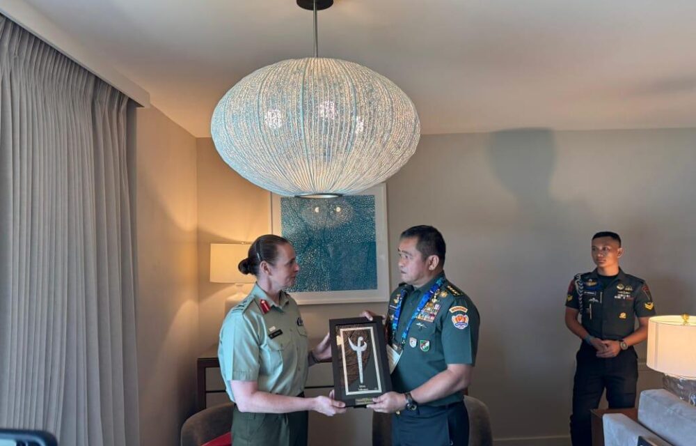 Kepala Staf Angkatan Darat (Kasad) Jenderal Tni Maruli Simanjuntak, M.sc., Menghadiri Pembukaan Konferensi Pasukan Darat Pasifik (_Land Forces Pacific_ Atau Lanpac) 2025 Yang Digelar Oleh Asosiasi Angkatan Darat Amerika Serikat (Ausa) Di Honolulu, Hawaii. Kegiatan Ini Berlangsung Selama Tiga Hari, Sejak 13 Hingga 15 Mei 2025. Lanpac Merupakan Simposium Internasional Yang Mempertemukan Para Pemimpin Militer, Pejabat Pemerintah, Akademisi, Dan Kalangan Industri Dari Berbagai Negara Di Kawasan Indo-Pasifik. Forum Ini Menjadi Wadah Penting Untuk Membahas Isu-Isu Strategis, Memperkuat Kerja Sama, Dan Meningkatkan Interoperabilitas Antarnegara Peserta. Konferensi Ini Dibuka Oleh Panglima Angkatan Darat Amerika Serikat Untuk Wilayah Pasifik, Jenderal Ronald Patrick Clark. Selain Indonesia, Turut Hadir Pula Delegasi Dari Negara-Negara Lain Di Bawah Koordinasi United States Army Pacific (Usarpac), Seperti Amerika Serikat, Jepang, Filipina, Republik Korea, Inggris, Dan Sejumlah Negara Lainnya Di Kawasan Indo-Pasifik. Dalam Sambutannya, Jenderal Ronald Clark Menegaskan Pentingnya Lanpac Sebagai Upaya Membangun Kemitraan Militer Yang Solid Dan Tangguh Di Kawasan. “Tujuannya Adalah Bahwa Kami Menginginkan Kemitraan Yang Lebih Kuat Dan Lebih Tangguh. Kami Melakukan Kampanye Di Seluruh Kawasan Untuk Tujuan Mencegah Perang,” Ujarnya. Selain Menghadiri Pembukaan Konferensi, Kasad Juga Melakukan Pertemuan Bilateral Dengan Kasad Jepang, Jenderal Yasunori Morishita, Serta Kasad Selandia Baru, Mayor Jenderal Rose King. Pertemuan Ini Menjadi Bagian Dari Penguatan Diplomasi Militer Indonesia, Khususnya Dalam Membangun Kerja Sama Strategis Dan Saling Pengertian Dengan Negara-Negara Sahabat Di Kawasan.