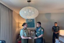Kepala Staf Angkatan Darat (Kasad) Jenderal Tni Maruli Simanjuntak, M.sc., Menghadiri Pembukaan Konferensi Pasukan Darat Pasifik (_Land Forces Pacific_ Atau Lanpac) 2025 Yang Digelar Oleh Asosiasi Angkatan Darat Amerika Serikat (Ausa) Di Honolulu, Hawaii. Kegiatan Ini Berlangsung Selama Tiga Hari, Sejak 13 Hingga 15 Mei 2025. Lanpac Merupakan Simposium Internasional Yang Mempertemukan Para Pemimpin Militer, Pejabat Pemerintah, Akademisi, Dan Kalangan Industri Dari Berbagai Negara Di Kawasan Indo-Pasifik. Forum Ini Menjadi Wadah Penting Untuk Membahas Isu-Isu Strategis, Memperkuat Kerja Sama, Dan Meningkatkan Interoperabilitas Antarnegara Peserta. Konferensi Ini Dibuka Oleh Panglima Angkatan Darat Amerika Serikat Untuk Wilayah Pasifik, Jenderal Ronald Patrick Clark. Selain Indonesia, Turut Hadir Pula Delegasi Dari Negara-Negara Lain Di Bawah Koordinasi United States Army Pacific (Usarpac), Seperti Amerika Serikat, Jepang, Filipina, Republik Korea, Inggris, Dan Sejumlah Negara Lainnya Di Kawasan Indo-Pasifik. Dalam Sambutannya, Jenderal Ronald Clark Menegaskan Pentingnya Lanpac Sebagai Upaya Membangun Kemitraan Militer Yang Solid Dan Tangguh Di Kawasan. “Tujuannya Adalah Bahwa Kami Menginginkan Kemitraan Yang Lebih Kuat Dan Lebih Tangguh. Kami Melakukan Kampanye Di Seluruh Kawasan Untuk Tujuan Mencegah Perang,” Ujarnya. Selain Menghadiri Pembukaan Konferensi, Kasad Juga Melakukan Pertemuan Bilateral Dengan Kasad Jepang, Jenderal Yasunori Morishita, Serta Kasad Selandia Baru, Mayor Jenderal Rose King. Pertemuan Ini Menjadi Bagian Dari Penguatan Diplomasi Militer Indonesia, Khususnya Dalam Membangun Kerja Sama Strategis Dan Saling Pengertian Dengan Negara-Negara Sahabat Di Kawasan.
