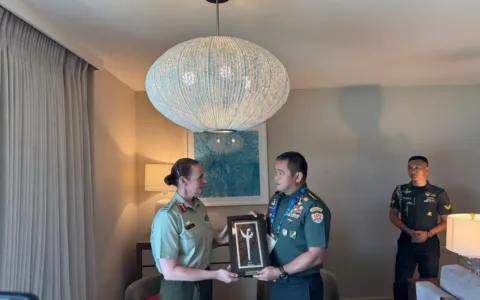 Kepala Staf Angkatan Darat (Kasad) Jenderal TNI Maruli Simanjuntak, M.Sc., menghadiri pembukaan Konferensi Pasukan Darat Pasifik (_Land Forces Pacific_ atau LANPAC) 2025 yang digelar oleh Asosiasi Angkatan Darat Amerika Serikat (AUSA) di Honolulu, Hawaii. Kegiatan ini berlangsung selama tiga hari, sejak 13 hingga 15 Mei 2025. LANPAC merupakan simposium internasional yang mempertemukan para pemimpin militer, pejabat pemerintah, akademisi, dan kalangan industri dari berbagai negara di kawasan Indo-Pasifik. Forum ini menjadi wadah penting untuk membahas isu-isu strategis, memperkuat kerja sama, dan meningkatkan interoperabilitas antarnegara peserta. Konferensi ini dibuka oleh Panglima Angkatan Darat Amerika Serikat untuk wilayah Pasifik, Jenderal Ronald Patrick Clark. Selain Indonesia, turut hadir pula delegasi dari negara-negara lain di bawah koordinasi United States Army Pacific (USARPAC), seperti Amerika Serikat, Jepang, Filipina, Republik Korea, Inggris, dan sejumlah negara lainnya di kawasan Indo-Pasifik. Dalam sambutannya, Jenderal Ronald Clark menegaskan pentingnya LANPAC sebagai upaya membangun kemitraan militer yang solid dan tangguh di kawasan. “Tujuannya adalah bahwa kami menginginkan kemitraan yang lebih kuat dan lebih tangguh. Kami melakukan kampanye di seluruh kawasan untuk tujuan mencegah perang,” ujarnya. Selain menghadiri pembukaan konferensi, Kasad juga melakukan pertemuan bilateral dengan Kasad Jepang, Jenderal Yasunori Morishita, serta Kasad Selandia Baru, Mayor Jenderal Rose King. Pertemuan ini menjadi bagian dari penguatan diplomasi militer Indonesia, khususnya dalam membangun kerja sama strategis dan saling pengertian dengan negara-negara sahabat di kawasan.