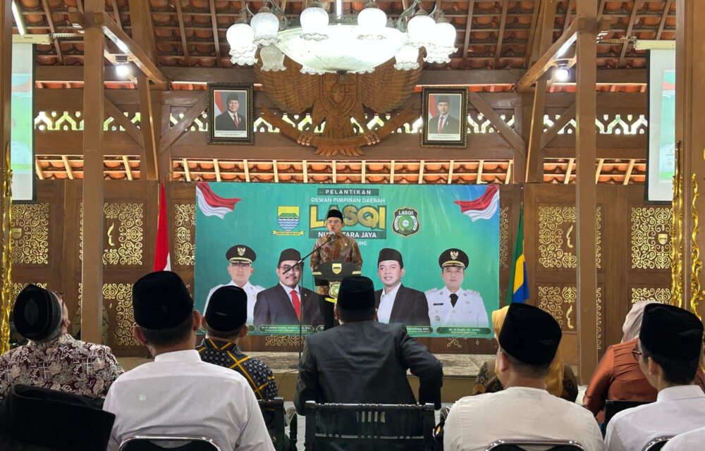 Bandung – Dewan Pimpinan Wilayah (Dpw) Lasqi Nusantara Jaya Jawa Barat Menegaskan Komitmennya Menjadikan Jawa Barat Sebagai Pusat Seni Musik Islam Nasional. Hal Itu Ditegaskan Ketua Dpw Lasqi Jabar, Dr. Kh. Maman Imanulhaq, Dalam Pelantikan Pengurus Dpd Lasqi Kota Bandung Yang Digelar Di Aula Pendopo Kota Bandung, Jumat, 16 Mei 2025. Dalam Sambutannya, Legislator Asal Kota Tahu Sumedang Itu Menyatakan Bahwa Jawa Barat Memiliki Kekayaan Budaya Dan Tradisi Keislaman Yang Sangat Potensial Untuk Dikembangkan Sebagai Poros Seni Musik Islam Indonesia. Menurutnya, Lasqi Hadir Untuk Merangkul Potensi Tersebut Melalui Seni Qasidah, Hadrah, Marawis, Dan Bentuk Seni Musik Islami Lainnya Yang Tidak Hanya Bernilai Estetika, Tapi Juga Membawa Pesan Moral Dan Spiritual. “Kita Ingin Menjadikan Jawa Barat Sebagai Episentrum Seni Musik Islam Di Indonesia. Ini Bukan Sekadar Pelestarian Tradisi, Tapi Gerakan Kultural Yang Membumikan Nilai-Nilai Ilahiah Di Tengah Masyarakat,” Ujar Kiai Maman. Pelantikan Tersebut Mengukuhkan Dr. Aa Abdul Rozak Sebagai Ketua Dpd Lasqi Kota Bandung. Ia Diharapkan Dapat Menjadi Motor Penggerak Dalam Memperkuat Peran Lasqi Di Wilayah Perkotaan, Terutama Dalam Menjangkau Kalangan Muda Dengan Pendekatan Seni Yang Relevan. Wali Kota Bandung, Farhan, Yang Turut Memberikan Sambutan, Menyambut Baik Agenda Besar Lasqi Jabar Tersebut. Ia Menilai Bahwa Seni Musik Islam Memiliki Daya Pikat Tersendiri Dalam Menyampaikan Pesan Kebajikan Dan Dapat Berperan Besar Dalam Membentuk Karakter Masyarakat Urban. “Bandung, Dan Jawa Barat Secara Umum, Memiliki Atmosfer Budaya Yang Hidup. Lasqi Dapat Menjadi Penghubung Antara Warisan Tradisi Dan Semangat Zaman,” Kata Farhan. Sejumlah Tokoh Penting Hadir Dalam Pelantikan Tersebut. Hadir Di Antaranya Wakil Ketua Dprd Kota Bandung Toni Wijaya, Kabiro Kesra Kota Bandung Drs. H. Momon Ahmad Imron Sutisna, Kepala Kemenag Kota Bandung H. Abdurahim, Kasie Bimas Islam H. Saripudin, Kadisbudpar Kota Bandung Drs. Arief Syaifudin, Wakapolres Kota Bandung Akb Dedi Wahidi, Dan Dandim Kota Bandung Kapten Arm Doni Aliyandi. Dari Internal Lasqi, Tampak Hadir Sekretaris Umum Dpw Lasqi Jabar Dr. Eman Sulaeman, Para Penasehat Dan Dewan Pertimbangan. Dari Unsur Legislatif, Hadir Anggota Fraksi Pkb Dprd Kota Bandung: Muhammad Ulan Surlan, Muhammad Sahlefi Erwin Affandi, Dan Teh Indri Rindani. Sosok Perempuan Penggerak Seni Islam, Mami Santi Pustiyah, Juga Turut Menyemarakkan Acara. Dengan Pelantikan Ini, Lasqi Jawa Barat Semakin Mantap Menempatkan Diri Sebagai Lokomotif Gerakan Seni Musik Islam Yang Inklusif, Adaptif, Dan Berakar Kuat Pada Nilai-Nilai Kebudayaan Lokal.