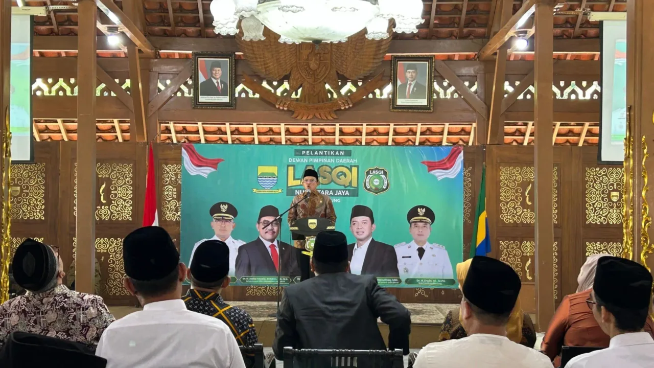 Bandung – Dewan Pimpinan Wilayah (DPW) LASQI Nusantara Jaya Jawa Barat menegaskan komitmennya menjadikan Jawa Barat sebagai pusat seni musik Islam nasional. Hal itu ditegaskan Ketua DPW LASQI Jabar, Dr. KH. Maman Imanulhaq, dalam pelantikan pengurus DPD LASQI Kota Bandung yang digelar di Aula Pendopo Kota Bandung, Jumat, 16 Mei 2025. Dalam sambutannya, Legislator asal Kota Tahu Sumedang itu menyatakan bahwa Jawa Barat memiliki kekayaan budaya dan tradisi keislaman yang sangat potensial untuk dikembangkan sebagai poros seni musik Islam Indonesia. Menurutnya, LASQI hadir untuk merangkul potensi tersebut melalui seni qasidah, hadrah, marawis, dan bentuk seni musik Islami lainnya yang tidak hanya bernilai estetika, tapi juga membawa pesan moral dan spiritual. “Kita ingin menjadikan Jawa Barat sebagai episentrum seni musik Islam di Indonesia. Ini bukan sekadar pelestarian tradisi, tapi gerakan kultural yang membumikan nilai-nilai ilahiah di tengah masyarakat,” ujar Kiai Maman. Pelantikan tersebut mengukuhkan Dr. AA Abdul Rozak sebagai Ketua DPD LASQI Kota Bandung. Ia diharapkan dapat menjadi motor penggerak dalam memperkuat peran LASQI di wilayah perkotaan, terutama dalam menjangkau kalangan muda dengan pendekatan seni yang relevan. Wali Kota Bandung, Farhan, yang turut memberikan sambutan, menyambut baik agenda besar LASQI Jabar tersebut. Ia menilai bahwa seni musik Islam memiliki daya pikat tersendiri dalam menyampaikan pesan kebajikan dan dapat berperan besar dalam membentuk karakter masyarakat urban. “Bandung, dan Jawa Barat secara umum, memiliki atmosfer budaya yang hidup. LASQI dapat menjadi penghubung antara warisan tradisi dan semangat zaman,” kata Farhan. Sejumlah tokoh penting hadir dalam pelantikan tersebut. Hadir di antaranya Wakil Ketua DPRD Kota Bandung Toni Wijaya, Kabiro Kesra Kota Bandung Drs. H. Momon Ahmad Imron Sutisna, Kepala Kemenag Kota Bandung H. Abdurahim, Kasie Bimas Islam H. Saripudin, Kadisbudpar Kota Bandung Drs. Arief Syaifudin, Wakapolres Kota Bandung AKB Dedi Wahidi, dan Dandim Kota Bandung Kapten Arm Doni Aliyandi. Dari internal LASQI, tampak hadir Sekretaris Umum DPW LASQI Jabar Dr. Eman Sulaeman, para penasehat dan dewan pertimbangan. Dari unsur legislatif, hadir anggota Fraksi PKB DPRD Kota Bandung: Muhammad Ulan Surlan, Muhammad Sahlefi Erwin Affandi, dan Teh Indri Rindani. Sosok perempuan penggerak seni Islam, Mami Santi Pustiyah, juga turut menyemarakkan acara. Dengan pelantikan ini, LASQI Jawa Barat semakin mantap menempatkan diri sebagai lokomotif gerakan seni musik Islam yang inklusif, adaptif, dan berakar kuat pada nilai-nilai kebudayaan lokal.