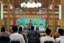 Bandung – Dewan Pimpinan Wilayah (DPW) LASQI Nusantara Jaya Jawa Barat menegaskan komitmennya menjadikan Jawa Barat sebagai pusat seni musik Islam nasional. Hal itu ditegaskan Ketua DPW LASQI Jabar, Dr. KH. Maman Imanulhaq, dalam pelantikan pengurus DPD LASQI Kota Bandung yang digelar di Aula Pendopo Kota Bandung, Jumat, 16 Mei 2025. Dalam sambutannya, Legislator asal Kota Tahu Sumedang itu menyatakan bahwa Jawa Barat memiliki kekayaan budaya dan tradisi keislaman yang sangat potensial untuk dikembangkan sebagai poros seni musik Islam Indonesia. Menurutnya, LASQI hadir untuk merangkul potensi tersebut melalui seni qasidah, hadrah, marawis, dan bentuk seni musik Islami lainnya yang tidak hanya bernilai estetika, tapi juga membawa pesan moral dan spiritual. “Kita ingin menjadikan Jawa Barat sebagai episentrum seni musik Islam di Indonesia. Ini bukan sekadar pelestarian tradisi, tapi gerakan kultural yang membumikan nilai-nilai ilahiah di tengah masyarakat,” ujar Kiai Maman. Pelantikan tersebut mengukuhkan Dr. AA Abdul Rozak sebagai Ketua DPD LASQI Kota Bandung. Ia diharapkan dapat menjadi motor penggerak dalam memperkuat peran LASQI di wilayah perkotaan, terutama dalam menjangkau kalangan muda dengan pendekatan seni yang relevan. Wali Kota Bandung, Farhan, yang turut memberikan sambutan, menyambut baik agenda besar LASQI Jabar tersebut. Ia menilai bahwa seni musik Islam memiliki daya pikat tersendiri dalam menyampaikan pesan kebajikan dan dapat berperan besar dalam membentuk karakter masyarakat urban. “Bandung, dan Jawa Barat secara umum, memiliki atmosfer budaya yang hidup. LASQI dapat menjadi penghubung antara warisan tradisi dan semangat zaman,” kata Farhan. Sejumlah tokoh penting hadir dalam pelantikan tersebut. Hadir di antaranya Wakil Ketua DPRD Kota Bandung Toni Wijaya, Kabiro Kesra Kota Bandung Drs. H. Momon Ahmad Imron Sutisna, Kepala Kemenag Kota Bandung H. Abdurahim, Kasie Bimas Islam H. Saripudin, Kadisbudpar Kota Bandung Drs. Arief Syaifudin, Wakapolres Kota Bandung AKB Dedi Wahidi, dan Dandim Kota Bandung Kapten Arm Doni Aliyandi. Dari internal LASQI, tampak hadir Sekretaris Umum DPW LASQI Jabar Dr. Eman Sulaeman, para penasehat dan dewan pertimbangan. Dari unsur legislatif, hadir anggota Fraksi PKB DPRD Kota Bandung: Muhammad Ulan Surlan, Muhammad Sahlefi Erwin Affandi, dan Teh Indri Rindani. Sosok perempuan penggerak seni Islam, Mami Santi Pustiyah, juga turut menyemarakkan acara. Dengan pelantikan ini, LASQI Jawa Barat semakin mantap menempatkan diri sebagai lokomotif gerakan seni musik Islam yang inklusif, adaptif, dan berakar kuat pada nilai-nilai kebudayaan lokal.