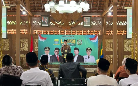 Bandung – Dewan Pimpinan Wilayah (DPW) LASQI Nusantara Jaya Jawa Barat menegaskan komitmennya menjadikan Jawa Barat sebagai pusat seni musik Islam nasional. Hal itu ditegaskan Ketua DPW LASQI Jabar, Dr. KH. Maman Imanulhaq, dalam pelantikan pengurus DPD LASQI Kota Bandung yang digelar di Aula Pendopo Kota Bandung, Jumat, 16 Mei 2025. Dalam sambutannya, Legislator asal Kota Tahu Sumedang itu menyatakan bahwa Jawa Barat memiliki kekayaan budaya dan tradisi keislaman yang sangat potensial untuk dikembangkan sebagai poros seni musik Islam Indonesia. Menurutnya, LASQI hadir untuk merangkul potensi tersebut melalui seni qasidah, hadrah, marawis, dan bentuk seni musik Islami lainnya yang tidak hanya bernilai estetika, tapi juga membawa pesan moral dan spiritual. “Kita ingin menjadikan Jawa Barat sebagai episentrum seni musik Islam di Indonesia. Ini bukan sekadar pelestarian tradisi, tapi gerakan kultural yang membumikan nilai-nilai ilahiah di tengah masyarakat,” ujar Kiai Maman. Pelantikan tersebut mengukuhkan Dr. AA Abdul Rozak sebagai Ketua DPD LASQI Kota Bandung. Ia diharapkan dapat menjadi motor penggerak dalam memperkuat peran LASQI di wilayah perkotaan, terutama dalam menjangkau kalangan muda dengan pendekatan seni yang relevan. Wali Kota Bandung, Farhan, yang turut memberikan sambutan, menyambut baik agenda besar LASQI Jabar tersebut. Ia menilai bahwa seni musik Islam memiliki daya pikat tersendiri dalam menyampaikan pesan kebajikan dan dapat berperan besar dalam membentuk karakter masyarakat urban. “Bandung, dan Jawa Barat secara umum, memiliki atmosfer budaya yang hidup. LASQI dapat menjadi penghubung antara warisan tradisi dan semangat zaman,” kata Farhan. Sejumlah tokoh penting hadir dalam pelantikan tersebut. Hadir di antaranya Wakil Ketua DPRD Kota Bandung Toni Wijaya, Kabiro Kesra Kota Bandung Drs. H. Momon Ahmad Imron Sutisna, Kepala Kemenag Kota Bandung H. Abdurahim, Kasie Bimas Islam H. Saripudin, Kadisbudpar Kota Bandung Drs. Arief Syaifudin, Wakapolres Kota Bandung AKB Dedi Wahidi, dan Dandim Kota Bandung Kapten Arm Doni Aliyandi. Dari internal LASQI, tampak hadir Sekretaris Umum DPW LASQI Jabar Dr. Eman Sulaeman, para penasehat dan dewan pertimbangan. Dari unsur legislatif, hadir anggota Fraksi PKB DPRD Kota Bandung: Muhammad Ulan Surlan, Muhammad Sahlefi Erwin Affandi, dan Teh Indri Rindani. Sosok perempuan penggerak seni Islam, Mami Santi Pustiyah, juga turut menyemarakkan acara. Dengan pelantikan ini, LASQI Jawa Barat semakin mantap menempatkan diri sebagai lokomotif gerakan seni musik Islam yang inklusif, adaptif, dan berakar kuat pada nilai-nilai kebudayaan lokal.