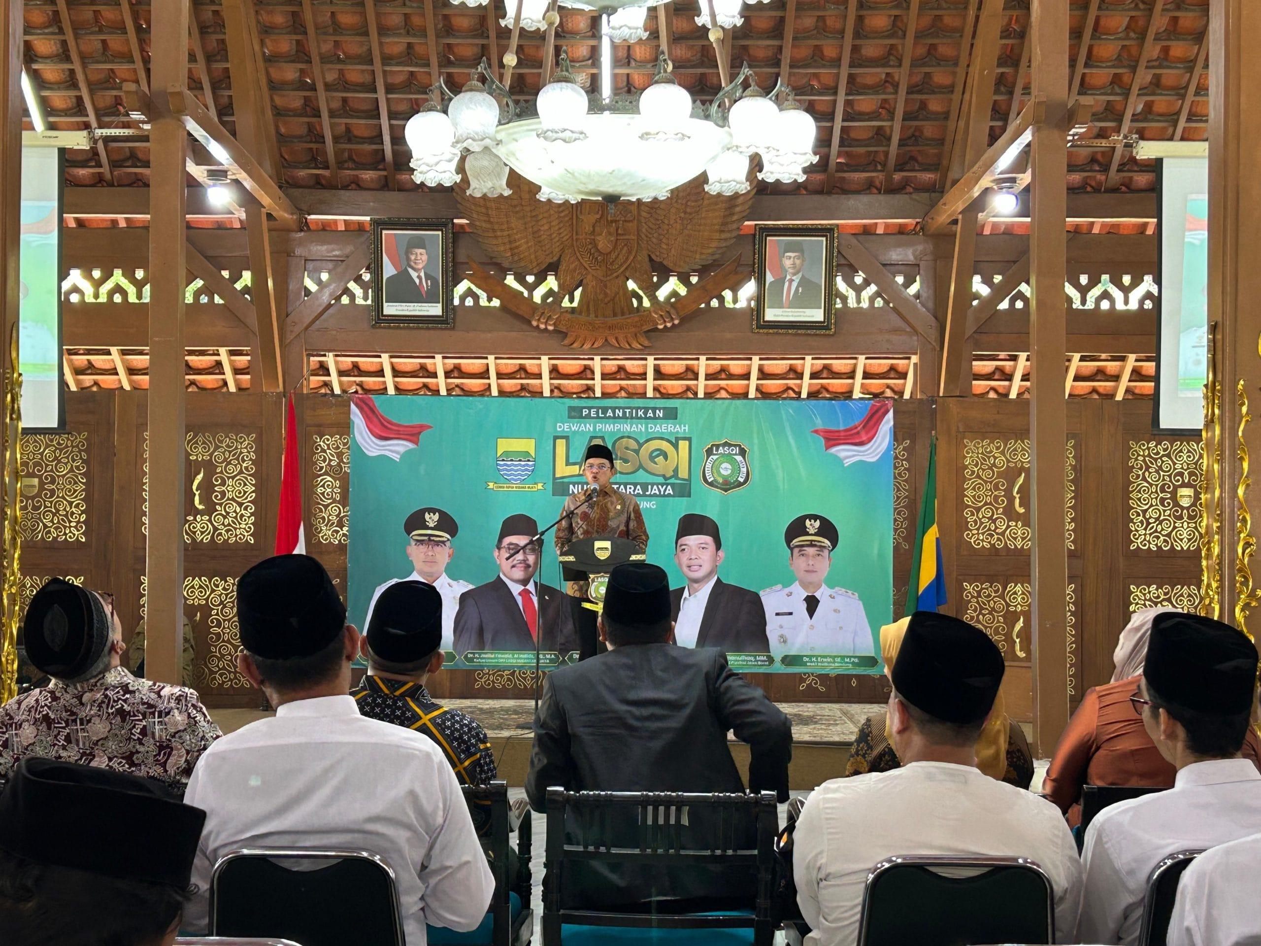 Bandung – Dewan Pimpinan Wilayah (Dpw) Lasqi Nusantara Jaya Jawa Barat Menegaskan Komitmennya Menjadikan Jawa Barat Sebagai Pusat Seni Musik Islam Nasional. Hal Itu Ditegaskan Ketua Dpw Lasqi Jabar, Dr. Kh. Maman Imanulhaq, Dalam Pelantikan Pengurus Dpd Lasqi Kota Bandung Yang Digelar Di Aula Pendopo Kota Bandung, Jumat, 16 Mei 2025. Dalam Sambutannya, Legislator Asal Kota Tahu Sumedang Itu Menyatakan Bahwa Jawa Barat Memiliki Kekayaan Budaya Dan Tradisi Keislaman Yang Sangat Potensial Untuk Dikembangkan Sebagai Poros Seni Musik Islam Indonesia. Menurutnya, Lasqi Hadir Untuk Merangkul Potensi Tersebut Melalui Seni Qasidah, Hadrah, Marawis, Dan Bentuk Seni Musik Islami Lainnya Yang Tidak Hanya Bernilai Estetika, Tapi Juga Membawa Pesan Moral Dan Spiritual. “Kita Ingin Menjadikan Jawa Barat Sebagai Episentrum Seni Musik Islam Di Indonesia. Ini Bukan Sekadar Pelestarian Tradisi, Tapi Gerakan Kultural Yang Membumikan Nilai-Nilai Ilahiah Di Tengah Masyarakat,” Ujar Kiai Maman. Pelantikan Tersebut Mengukuhkan Dr. Aa Abdul Rozak Sebagai Ketua Dpd Lasqi Kota Bandung. Ia Diharapkan Dapat Menjadi Motor Penggerak Dalam Memperkuat Peran Lasqi Di Wilayah Perkotaan, Terutama Dalam Menjangkau Kalangan Muda Dengan Pendekatan Seni Yang Relevan. Wali Kota Bandung, Farhan, Yang Turut Memberikan Sambutan, Menyambut Baik Agenda Besar Lasqi Jabar Tersebut. Ia Menilai Bahwa Seni Musik Islam Memiliki Daya Pikat Tersendiri Dalam Menyampaikan Pesan Kebajikan Dan Dapat Berperan Besar Dalam Membentuk Karakter Masyarakat Urban. “Bandung, Dan Jawa Barat Secara Umum, Memiliki Atmosfer Budaya Yang Hidup. Lasqi Dapat Menjadi Penghubung Antara Warisan Tradisi Dan Semangat Zaman,” Kata Farhan. Sejumlah Tokoh Penting Hadir Dalam Pelantikan Tersebut. Hadir Di Antaranya Wakil Ketua Dprd Kota Bandung Toni Wijaya, Kabiro Kesra Kota Bandung Drs. H. Momon Ahmad Imron Sutisna, Kepala Kemenag Kota Bandung H. Abdurahim, Kasie Bimas Islam H. Saripudin, Kadisbudpar Kota Bandung Drs. Arief Syaifudin, Wakapolres Kota Bandung Akb Dedi Wahidi, Dan Dandim Kota Bandung Kapten Arm Doni Aliyandi. Dari Internal Lasqi, Tampak Hadir Sekretaris Umum Dpw Lasqi Jabar Dr. Eman Sulaeman, Para Penasehat Dan Dewan Pertimbangan. Dari Unsur Legislatif, Hadir Anggota Fraksi Pkb Dprd Kota Bandung: Muhammad Ulan Surlan, Muhammad Sahlefi Erwin Affandi, Dan Teh Indri Rindani. Sosok Perempuan Penggerak Seni Islam, Mami Santi Pustiyah, Juga Turut Menyemarakkan Acara. Dengan Pelantikan Ini, Lasqi Jawa Barat Semakin Mantap Menempatkan Diri Sebagai Lokomotif Gerakan Seni Musik Islam Yang Inklusif, Adaptif, Dan Berakar Kuat Pada Nilai-Nilai Kebudayaan Lokal.