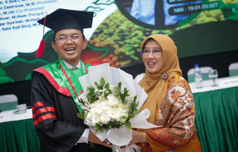 Anggota Dpr Ri Komisi Viii Dari Fraksi Pkb, Kh. Maman Imanulhaq, Resmi Meraih Gelar Doktor Setelah Berhasil Mempertahankan Disertasinya Dalam Ujian Terbuka Di Universitas Nahdlatul Ulama Indonesia (Unusia), Jakarta. Dalam Sidang Promosi Doktoral Yang Berlangsung Khidmat Dan Penuh Apresiasi, Kiai Maman Dinyatakan Lulus Dengan Predikat Sangat Memuaskan—Menandai Puncak Pencapaian Akademik Yang Melengkapi Kiprahnya Sebagai Seorang Ulama, Intelektual, Dan Politisi Kebangsaan, 17 Mei 2025. Sidang Tersebut Dipimpin Oleh Ketua Sidang Dr. Ahmad Su’adi, Ma.hum, Didampingi Sekretaris Sidang Dr. Siti Nabilah, S.sos.i, M.pd, Serta Promotor Dr. Ngatawi Al Zastrouw, M.si, Dan Co-Promotor Dr. Ayatullah, M.ud. Dewan Penguji Terdiri Dari Prof. Dr. Kh. Said Aqil Siroj, Ma, Dr. Fariz Al Nizar, M.hum, Dan Dr. A. Ginanjar Sya’ban, M.hum. Dalam Sesi Tanya Jawab, Prof. Said Aqil Sempat Menyoroti Ketidakhadiran Kutipan Ayat Al-Qur’an Dalam Disertasi Setebal Ratusan Halaman Tersebut. Menanggapi Hal Ini, Kh. Maman Menyatakan Kesiapannya Untuk Memasukkan Ayat-Ayat Al-Qur’an Yang Relevan Dalam Revisi Akhir Disertasinya. Studi Interaksi Islam Dan Budaya Cirebon Disertasi Kh. Maman Yang Berjudul “Dinamika Islam Dan Budaya Lokal: Studi Interaksi Islam Dan Tradisi Cirebon Abad Xv Sampai Xvii” Menelusuri Proses Interaksi Antara Islam Dan Budaya Lokal Cirebon Sejak Masa Pangeran Cakrabuwana Hingga Sunan Gunung Jati. Melalui Pendekatan Sejarah Dinamis Ala Arnold Toynbee, Kh. Maman Menolak Anggapan Bahwa Proses Tersebut Merupakan Bentuk Sinkretisme. Sebaliknya, Ia Menegaskan Bahwa Yang Terjadi Adalah Rekonstruksi Budaya—Yakni Bentuk Adaptasi Kreatif Yang Tetap Menjaga Kemurnian Akidah Islam Dalam Menyerap Unsur Lokal. Disertasi Ini Mengungkap Bagaimana Nilai-Nilai Islam Membentuk Tatanan Sosial Dan Politik Masyarakat Cirebon, Serta Strategi Kultural Yang Memungkinkan Islam Diterima Secara Damai Dan Luas Oleh Masyarakat. Kontribusi Intelektual Dan Spiritualitas Politik Dalam Pidato Akademiknya, Kh. Maman Menyampaikan Rasa Syukur Atas Pencapaian Gelar Doktor Di Usia 52 Tahun. Ia Menegaskan Bahwa Capaian Tersebut Merupakan Wujud Komitmen Terhadap Pengembangan Ilmu Pengetahuan, Dunia Pesantren, Dan Kebijakan Publik Yang Berakar Dari Nilai-Nilai Islam. Ia Juga Menyampaikan Terima Kasih Kepada Ketua Umum Pkb, Muhaimin Iskandar, Atas Dukungan Serta Diskusi Intelektual Yang Terus Terjalin Di Tengah Kesibukan Nasional. “Saya Berharap Disertasi Ini Tidak Berhenti Di Rak Perpustakaan, Tetapi Menjadi Kontribusi Ilmiah Dan Spiritual Bagi Dunia Pesantren, Santri, Serta Arah Baru Politik Kebangsaan Yang Inklusif Dan Membumi,” Ujar Kiai Maman Menutup Pidatonya. Dukungan Tokoh Nasional Momentum Bersejarah Ini Turut Disaksikan Oleh Sejumlah Tokoh Nasional, Akademisi, Dan Keluarga Besar Pkb Serta Dpr Ri. Hadir Antara Lain Ketua Fraksi Pkb Dpr Ri Dr. Jazilul Fawaid, Ma, Wakil Ketua Dpr Ri Dr. H. Cucun Ahmad Syamsurijal, M.a.p, Menteri Pppa Dra. Hj. Arifatul Choiri Fauzi, M.si, Kepala Bpkh Dr. Fadlul Imansyah, Serta Plt. Rektor Unusia Dr. Syahrizal Syarif, Mph, Ph.d. Turut Mendampingi Pula Sang Istri Hj. Upik Rofiqoh, S.pd.i Dan Keluarga Besar.