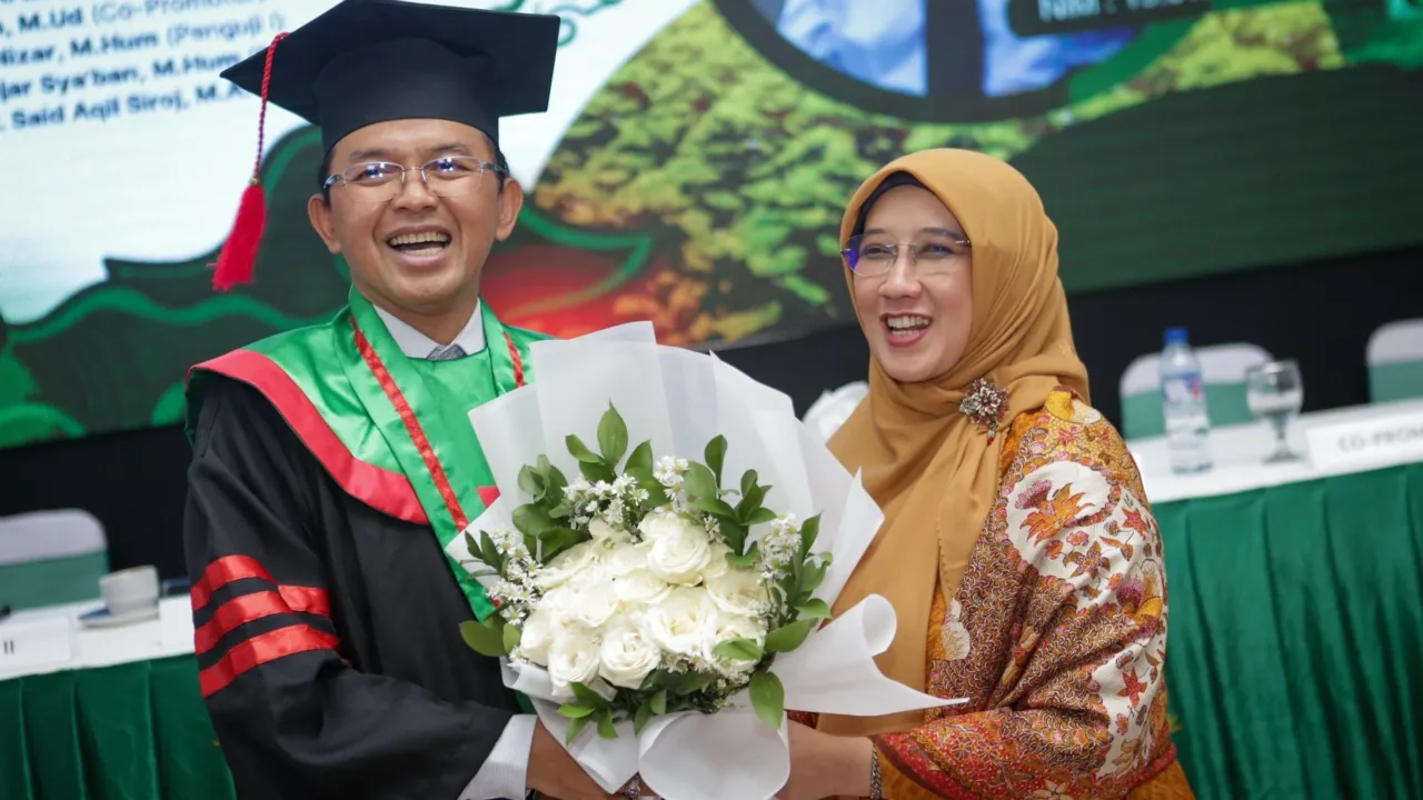 Anggota DPR RI Komisi VIII dari Fraksi PKB, KH. Maman Imanulhaq, resmi meraih gelar Doktor setelah berhasil mempertahankan disertasinya dalam ujian terbuka di Universitas Nahdlatul Ulama Indonesia (UNUSIA), Jakarta. Dalam sidang promosi doktoral yang berlangsung khidmat dan penuh apresiasi, Kiai Maman dinyatakan lulus dengan predikat sangat memuaskan—menandai puncak pencapaian akademik yang melengkapi kiprahnya sebagai seorang ulama, intelektual, dan politisi kebangsaan, 17 Mei 2025. Sidang tersebut dipimpin oleh Ketua Sidang Dr. Ahmad Su’adi, MA.Hum, didampingi Sekretaris Sidang Dr. Siti Nabilah, S.Sos.I, M.Pd, serta promotor Dr. Ngatawi Al Zastrouw, M.Si, dan co-promotor Dr. Ayatullah, M.Ud. Dewan penguji terdiri dari Prof. Dr. KH. Said Aqil Siroj, MA, Dr. Fariz Al Nizar, M.Hum, dan Dr. A. Ginanjar Sya’ban, M.Hum. Dalam sesi tanya jawab, Prof. Said Aqil sempat menyoroti ketidakhadiran kutipan ayat Al-Qur’an dalam disertasi setebal ratusan halaman tersebut. Menanggapi hal ini, KH. Maman menyatakan kesiapannya untuk memasukkan ayat-ayat Al-Qur’an yang relevan dalam revisi akhir disertasinya. Studi Interaksi Islam dan Budaya Cirebon Disertasi KH. Maman yang berjudul “Dinamika Islam dan Budaya Lokal: Studi Interaksi Islam dan Tradisi Cirebon Abad XV sampai XVII” menelusuri proses interaksi antara Islam dan budaya lokal Cirebon sejak masa Pangeran Cakrabuwana hingga Sunan Gunung Jati. Melalui pendekatan sejarah dinamis ala Arnold Toynbee, KH. Maman menolak anggapan bahwa proses tersebut merupakan bentuk sinkretisme. Sebaliknya, ia menegaskan bahwa yang terjadi adalah rekonstruksi budaya—yakni bentuk adaptasi kreatif yang tetap menjaga kemurnian akidah Islam dalam menyerap unsur lokal. Disertasi ini mengungkap bagaimana nilai-nilai Islam membentuk tatanan sosial dan politik masyarakat Cirebon, serta strategi kultural yang memungkinkan Islam diterima secara damai dan luas oleh masyarakat. Kontribusi Intelektual dan Spiritualitas Politik Dalam pidato akademiknya, KH. Maman menyampaikan rasa syukur atas pencapaian gelar doktor di usia 52 tahun. Ia menegaskan bahwa capaian tersebut merupakan wujud komitmen terhadap pengembangan ilmu pengetahuan, dunia pesantren, dan kebijakan publik yang berakar dari nilai-nilai Islam. Ia juga menyampaikan terima kasih kepada Ketua Umum PKB, Muhaimin Iskandar, atas dukungan serta diskusi intelektual yang terus terjalin di tengah kesibukan nasional. “Saya berharap disertasi ini tidak berhenti di rak perpustakaan, tetapi menjadi kontribusi ilmiah dan spiritual bagi dunia pesantren, santri, serta arah baru politik kebangsaan yang inklusif dan membumi,” ujar Kiai Maman menutup pidatonya. Dukungan Tokoh Nasional Momentum bersejarah ini turut disaksikan oleh sejumlah tokoh nasional, akademisi, dan keluarga besar PKB serta DPR RI. Hadir antara lain Ketua Fraksi PKB DPR RI Dr. Jazilul Fawaid, MA, Wakil Ketua DPR RI Dr. H. Cucun Ahmad Syamsurijal, M.A.P, Menteri PPPA Dra. Hj. Arifatul Choiri Fauzi, M.Si, Kepala BPKH Dr. Fadlul Imansyah, serta Plt. Rektor UNUSIA dr. Syahrizal Syarif, MPH, Ph.D. Turut mendampingi pula sang istri Hj. Upik Rofiqoh, S.Pd.I dan keluarga besar.