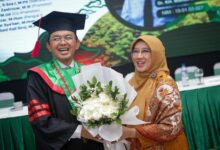 Anggota Dpr Ri Komisi Viii Dari Fraksi Pkb, Kh. Maman Imanulhaq, Resmi Meraih Gelar Doktor Setelah Berhasil Mempertahankan Disertasinya Dalam Ujian Terbuka Di Universitas Nahdlatul Ulama Indonesia (Unusia), Jakarta. Dalam Sidang Promosi Doktoral Yang Berlangsung Khidmat Dan Penuh Apresiasi, Kiai Maman Dinyatakan Lulus Dengan Predikat Sangat Memuaskan—Menandai Puncak Pencapaian Akademik Yang Melengkapi Kiprahnya Sebagai Seorang Ulama, Intelektual, Dan Politisi Kebangsaan, 17 Mei 2025. Sidang Tersebut Dipimpin Oleh Ketua Sidang Dr. Ahmad Su’adi, Ma.hum, Didampingi Sekretaris Sidang Dr. Siti Nabilah, S.sos.i, M.pd, Serta Promotor Dr. Ngatawi Al Zastrouw, M.si, Dan Co-Promotor Dr. Ayatullah, M.ud. Dewan Penguji Terdiri Dari Prof. Dr. Kh. Said Aqil Siroj, Ma, Dr. Fariz Al Nizar, M.hum, Dan Dr. A. Ginanjar Sya’ban, M.hum. Dalam Sesi Tanya Jawab, Prof. Said Aqil Sempat Menyoroti Ketidakhadiran Kutipan Ayat Al-Qur’an Dalam Disertasi Setebal Ratusan Halaman Tersebut. Menanggapi Hal Ini, Kh. Maman Menyatakan Kesiapannya Untuk Memasukkan Ayat-Ayat Al-Qur’an Yang Relevan Dalam Revisi Akhir Disertasinya. Studi Interaksi Islam Dan Budaya Cirebon Disertasi Kh. Maman Yang Berjudul “Dinamika Islam Dan Budaya Lokal: Studi Interaksi Islam Dan Tradisi Cirebon Abad Xv Sampai Xvii” Menelusuri Proses Interaksi Antara Islam Dan Budaya Lokal Cirebon Sejak Masa Pangeran Cakrabuwana Hingga Sunan Gunung Jati. Melalui Pendekatan Sejarah Dinamis Ala Arnold Toynbee, Kh. Maman Menolak Anggapan Bahwa Proses Tersebut Merupakan Bentuk Sinkretisme. Sebaliknya, Ia Menegaskan Bahwa Yang Terjadi Adalah Rekonstruksi Budaya—Yakni Bentuk Adaptasi Kreatif Yang Tetap Menjaga Kemurnian Akidah Islam Dalam Menyerap Unsur Lokal. Disertasi Ini Mengungkap Bagaimana Nilai-Nilai Islam Membentuk Tatanan Sosial Dan Politik Masyarakat Cirebon, Serta Strategi Kultural Yang Memungkinkan Islam Diterima Secara Damai Dan Luas Oleh Masyarakat. Kontribusi Intelektual Dan Spiritualitas Politik Dalam Pidato Akademiknya, Kh. Maman Menyampaikan Rasa Syukur Atas Pencapaian Gelar Doktor Di Usia 52 Tahun. Ia Menegaskan Bahwa Capaian Tersebut Merupakan Wujud Komitmen Terhadap Pengembangan Ilmu Pengetahuan, Dunia Pesantren, Dan Kebijakan Publik Yang Berakar Dari Nilai-Nilai Islam. Ia Juga Menyampaikan Terima Kasih Kepada Ketua Umum Pkb, Muhaimin Iskandar, Atas Dukungan Serta Diskusi Intelektual Yang Terus Terjalin Di Tengah Kesibukan Nasional. “Saya Berharap Disertasi Ini Tidak Berhenti Di Rak Perpustakaan, Tetapi Menjadi Kontribusi Ilmiah Dan Spiritual Bagi Dunia Pesantren, Santri, Serta Arah Baru Politik Kebangsaan Yang Inklusif Dan Membumi,” Ujar Kiai Maman Menutup Pidatonya. Dukungan Tokoh Nasional Momentum Bersejarah Ini Turut Disaksikan Oleh Sejumlah Tokoh Nasional, Akademisi, Dan Keluarga Besar Pkb Serta Dpr Ri. Hadir Antara Lain Ketua Fraksi Pkb Dpr Ri Dr. Jazilul Fawaid, Ma, Wakil Ketua Dpr Ri Dr. H. Cucun Ahmad Syamsurijal, M.a.p, Menteri Pppa Dra. Hj. Arifatul Choiri Fauzi, M.si, Kepala Bpkh Dr. Fadlul Imansyah, Serta Plt. Rektor Unusia Dr. Syahrizal Syarif, Mph, Ph.d. Turut Mendampingi Pula Sang Istri Hj. Upik Rofiqoh, S.pd.i Dan Keluarga Besar.