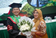 Anggota DPR RI Komisi VIII dari Fraksi PKB, KH. Maman Imanulhaq, resmi meraih gelar Doktor setelah berhasil mempertahankan disertasinya dalam ujian terbuka di Universitas Nahdlatul Ulama Indonesia (UNUSIA), Jakarta. Dalam sidang promosi doktoral yang berlangsung khidmat dan penuh apresiasi, Kiai Maman dinyatakan lulus dengan predikat sangat memuaskan—menandai puncak pencapaian akademik yang melengkapi kiprahnya sebagai seorang ulama, intelektual, dan politisi kebangsaan, 17 Mei 2025. Sidang tersebut dipimpin oleh Ketua Sidang Dr. Ahmad Su’adi, MA.Hum, didampingi Sekretaris Sidang Dr. Siti Nabilah, S.Sos.I, M.Pd, serta promotor Dr. Ngatawi Al Zastrouw, M.Si, dan co-promotor Dr. Ayatullah, M.Ud. Dewan penguji terdiri dari Prof. Dr. KH. Said Aqil Siroj, MA, Dr. Fariz Al Nizar, M.Hum, dan Dr. A. Ginanjar Sya’ban, M.Hum. Dalam sesi tanya jawab, Prof. Said Aqil sempat menyoroti ketidakhadiran kutipan ayat Al-Qur’an dalam disertasi setebal ratusan halaman tersebut. Menanggapi hal ini, KH. Maman menyatakan kesiapannya untuk memasukkan ayat-ayat Al-Qur’an yang relevan dalam revisi akhir disertasinya. Studi Interaksi Islam dan Budaya Cirebon Disertasi KH. Maman yang berjudul “Dinamika Islam dan Budaya Lokal: Studi Interaksi Islam dan Tradisi Cirebon Abad XV sampai XVII” menelusuri proses interaksi antara Islam dan budaya lokal Cirebon sejak masa Pangeran Cakrabuwana hingga Sunan Gunung Jati. Melalui pendekatan sejarah dinamis ala Arnold Toynbee, KH. Maman menolak anggapan bahwa proses tersebut merupakan bentuk sinkretisme. Sebaliknya, ia menegaskan bahwa yang terjadi adalah rekonstruksi budaya—yakni bentuk adaptasi kreatif yang tetap menjaga kemurnian akidah Islam dalam menyerap unsur lokal. Disertasi ini mengungkap bagaimana nilai-nilai Islam membentuk tatanan sosial dan politik masyarakat Cirebon, serta strategi kultural yang memungkinkan Islam diterima secara damai dan luas oleh masyarakat. Kontribusi Intelektual dan Spiritualitas Politik Dalam pidato akademiknya, KH. Maman menyampaikan rasa syukur atas pencapaian gelar doktor di usia 52 tahun. Ia menegaskan bahwa capaian tersebut merupakan wujud komitmen terhadap pengembangan ilmu pengetahuan, dunia pesantren, dan kebijakan publik yang berakar dari nilai-nilai Islam. Ia juga menyampaikan terima kasih kepada Ketua Umum PKB, Muhaimin Iskandar, atas dukungan serta diskusi intelektual yang terus terjalin di tengah kesibukan nasional. “Saya berharap disertasi ini tidak berhenti di rak perpustakaan, tetapi menjadi kontribusi ilmiah dan spiritual bagi dunia pesantren, santri, serta arah baru politik kebangsaan yang inklusif dan membumi,” ujar Kiai Maman menutup pidatonya. Dukungan Tokoh Nasional Momentum bersejarah ini turut disaksikan oleh sejumlah tokoh nasional, akademisi, dan keluarga besar PKB serta DPR RI. Hadir antara lain Ketua Fraksi PKB DPR RI Dr. Jazilul Fawaid, MA, Wakil Ketua DPR RI Dr. H. Cucun Ahmad Syamsurijal, M.A.P, Menteri PPPA Dra. Hj. Arifatul Choiri Fauzi, M.Si, Kepala BPKH Dr. Fadlul Imansyah, serta Plt. Rektor UNUSIA dr. Syahrizal Syarif, MPH, Ph.D. Turut mendampingi pula sang istri Hj. Upik Rofiqoh, S.Pd.I dan keluarga besar.